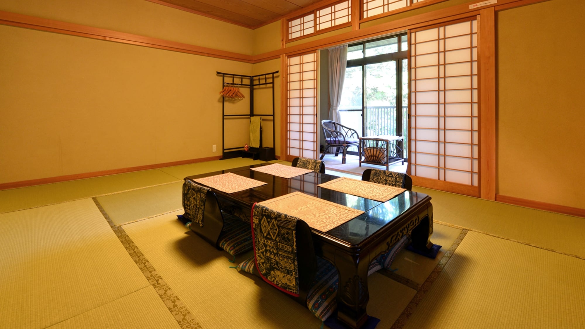 * Japanese-style room (example of guest room) / Please relax in a room with a faint scent of tatami mats.