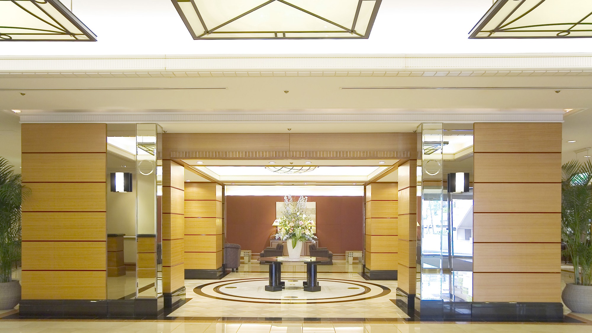 ■ Front lobby: A lobby based on marble on the front of the 1st floor. We welcome you with all your heart.