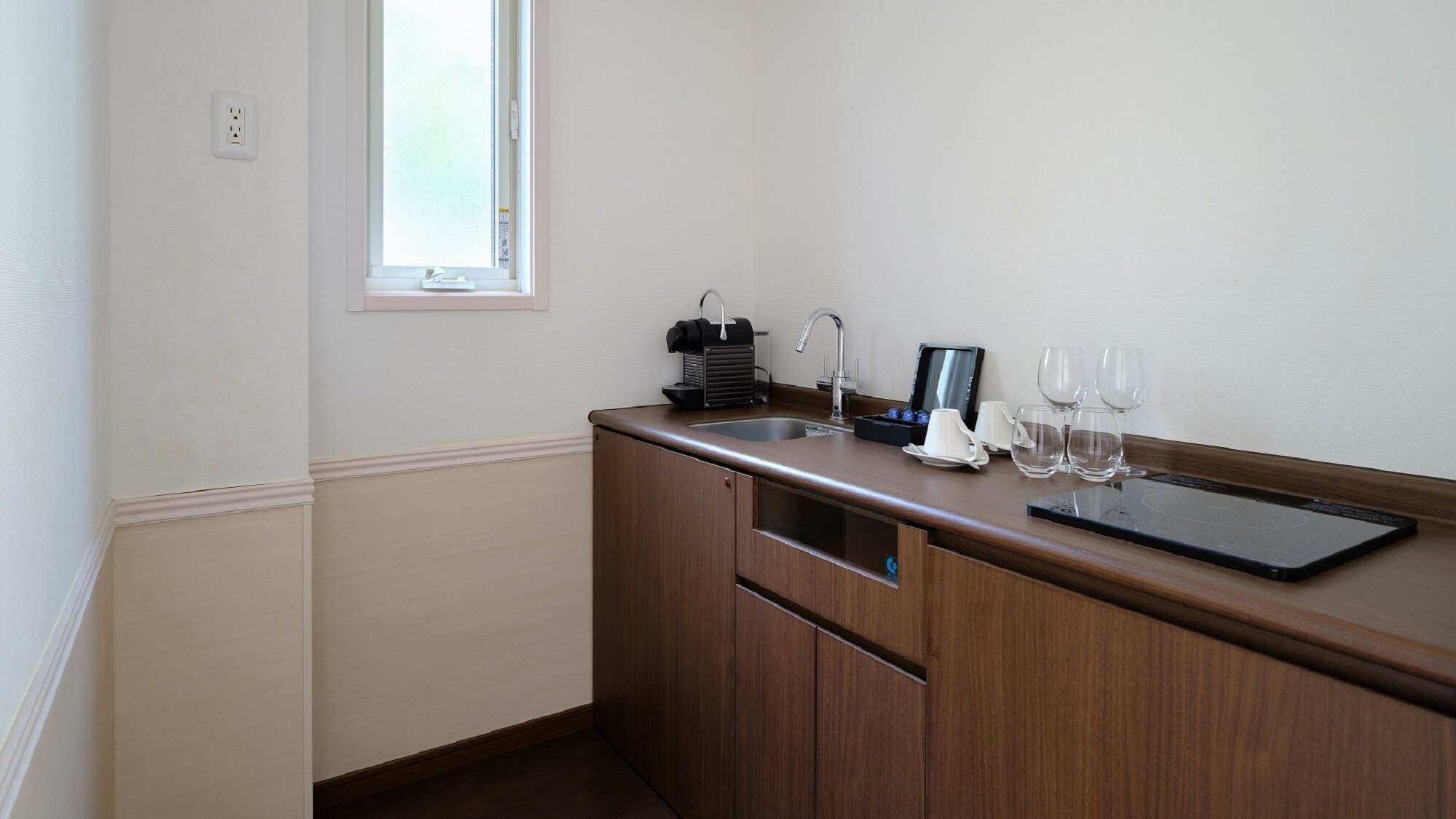 [Aqua Terrace Pool Suite] A maisonette-type suite room fully equipped with an induction stove and other amenities.