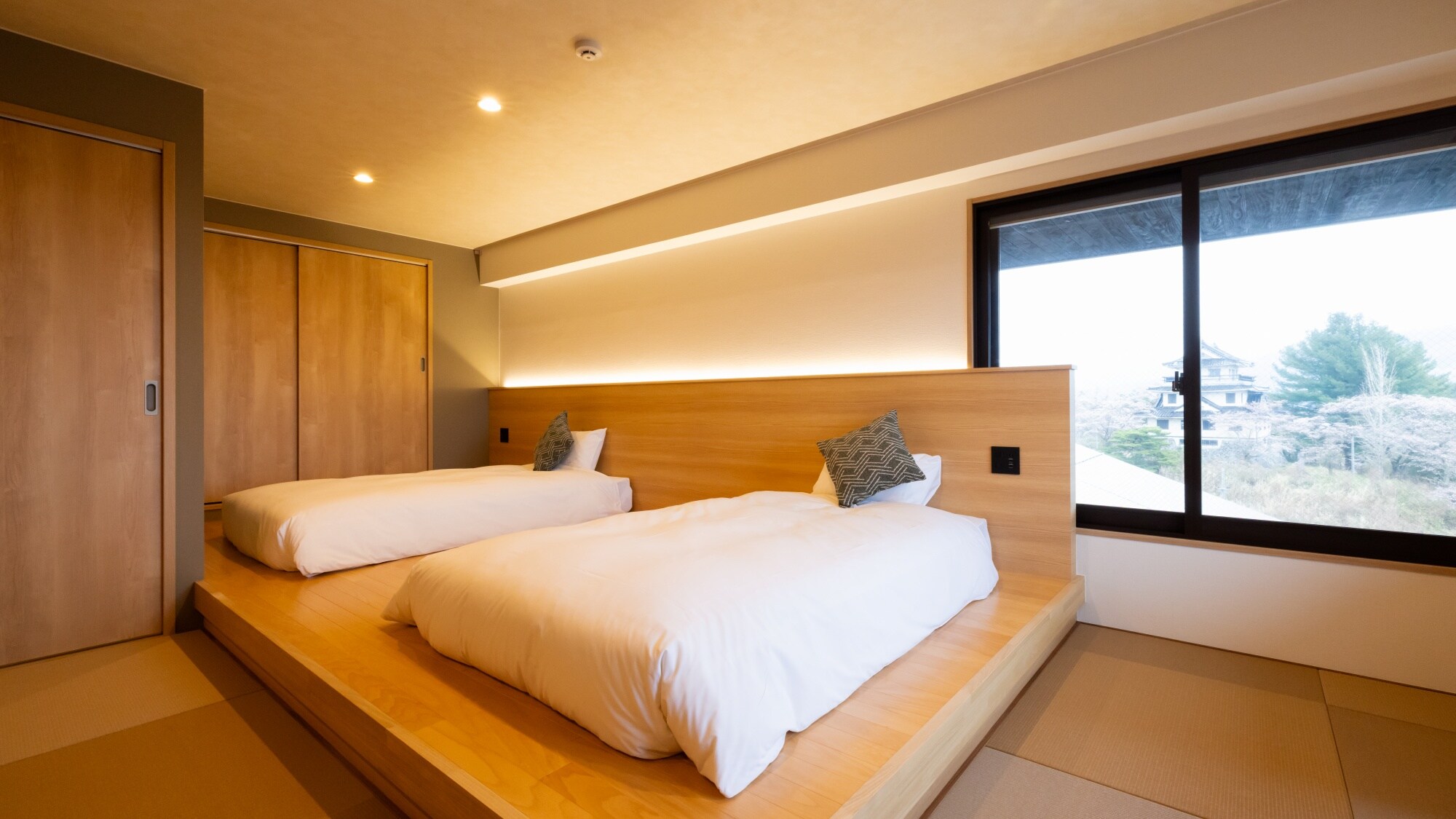 [Superior Twin] A bright Japanese-Western room with a view of Hiraizumi town and the changing seasons.