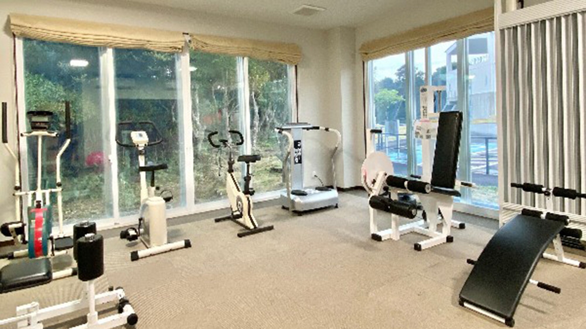 ・[Training room] Free to use during your stay. Machines are also available.