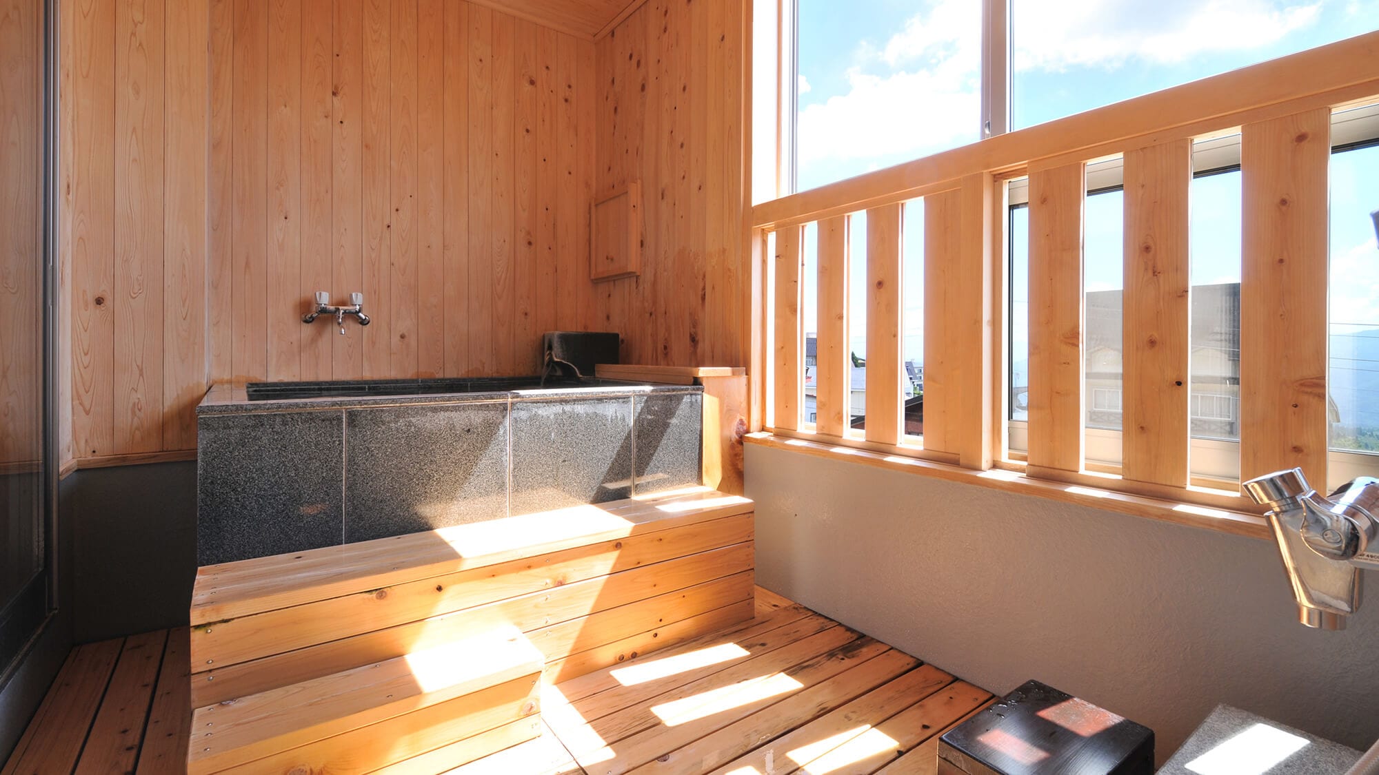 With a semi-open-air bath that flows directly from the source spring [Japanese-style twin]