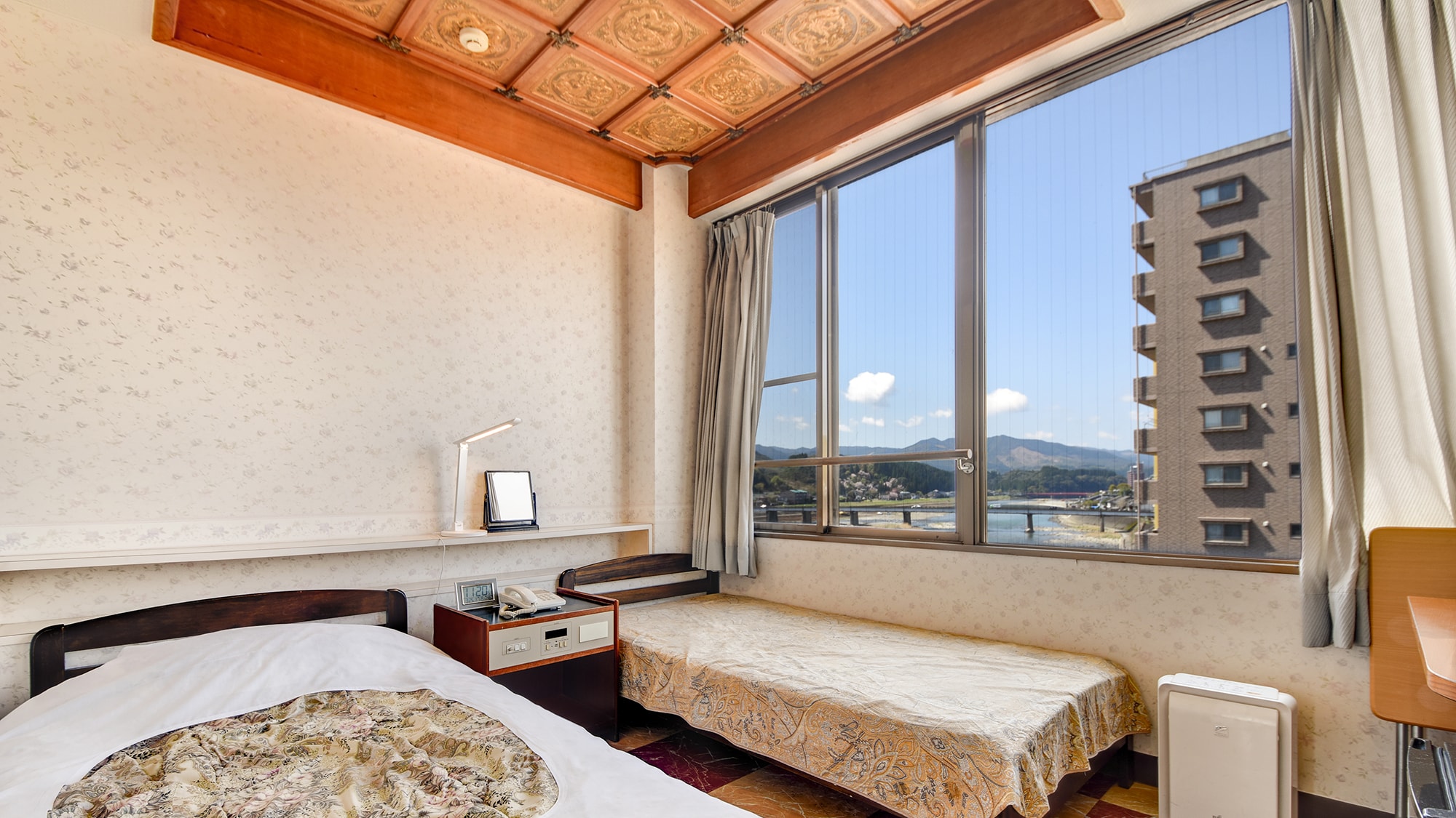*[Deluxe Single] Spacious and perfect for one person.
