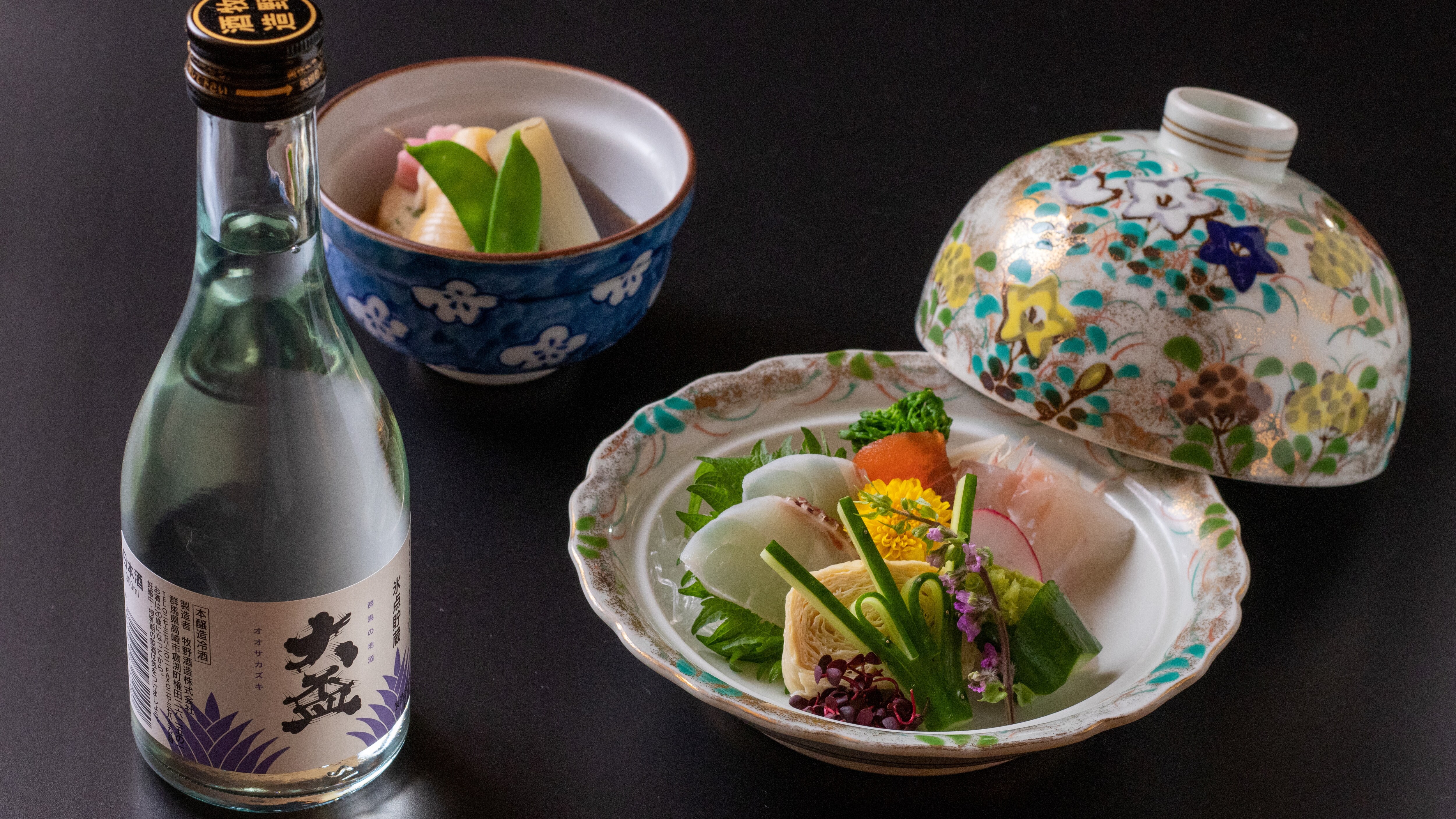 Dinner (example): A dinner with a gentle flavor made with seasonal ingredients. Local sake is also available (special order).