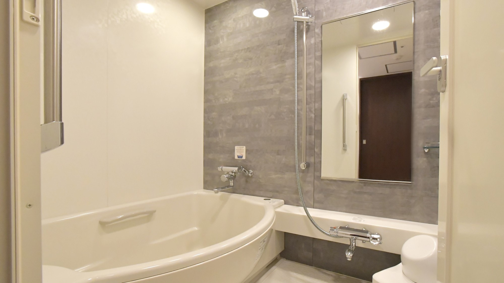 Excellence Separate bathroom and toilet