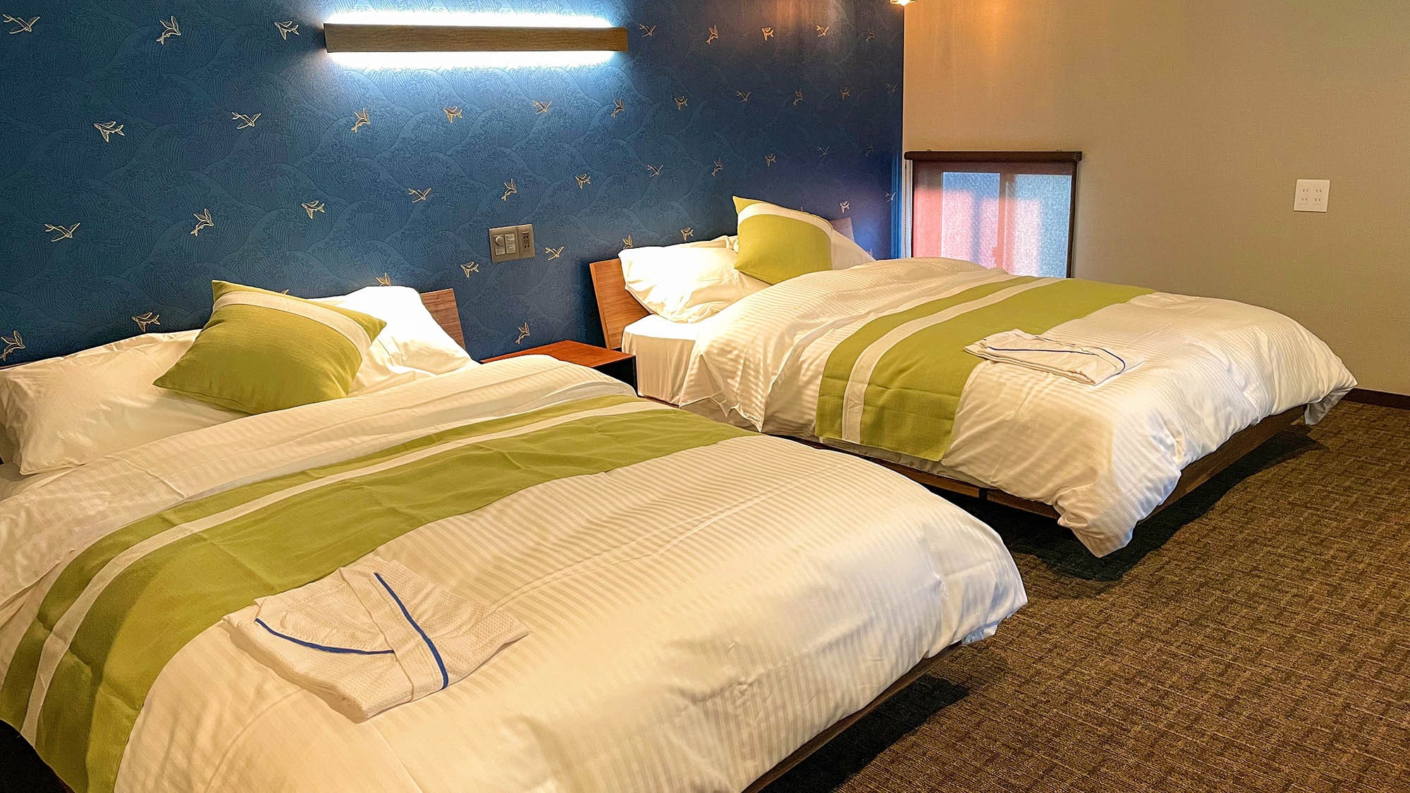 ・[Example of a Western-style room] Two double beds are installed.