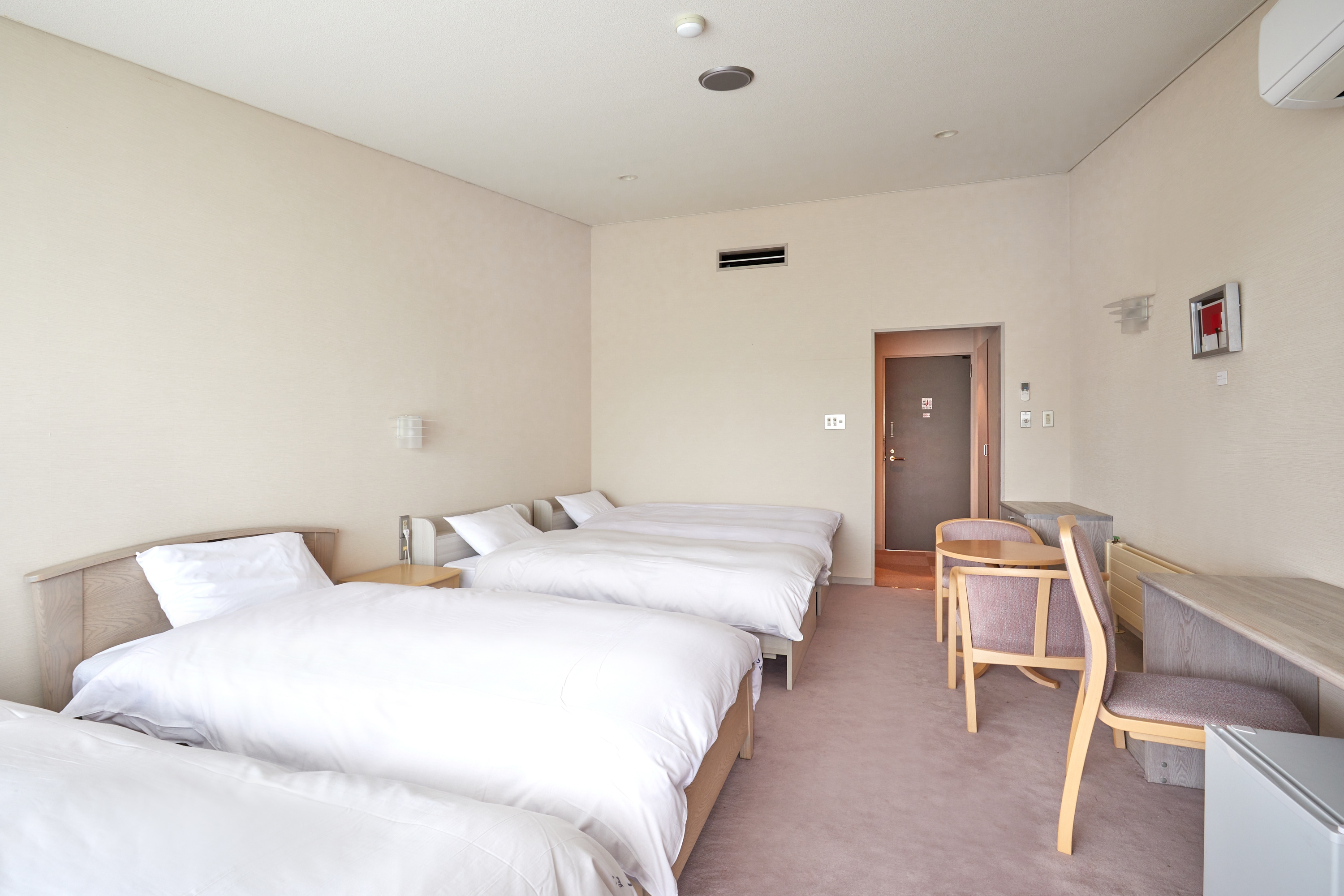 Western-style room (17 m2) (1-4 persons)