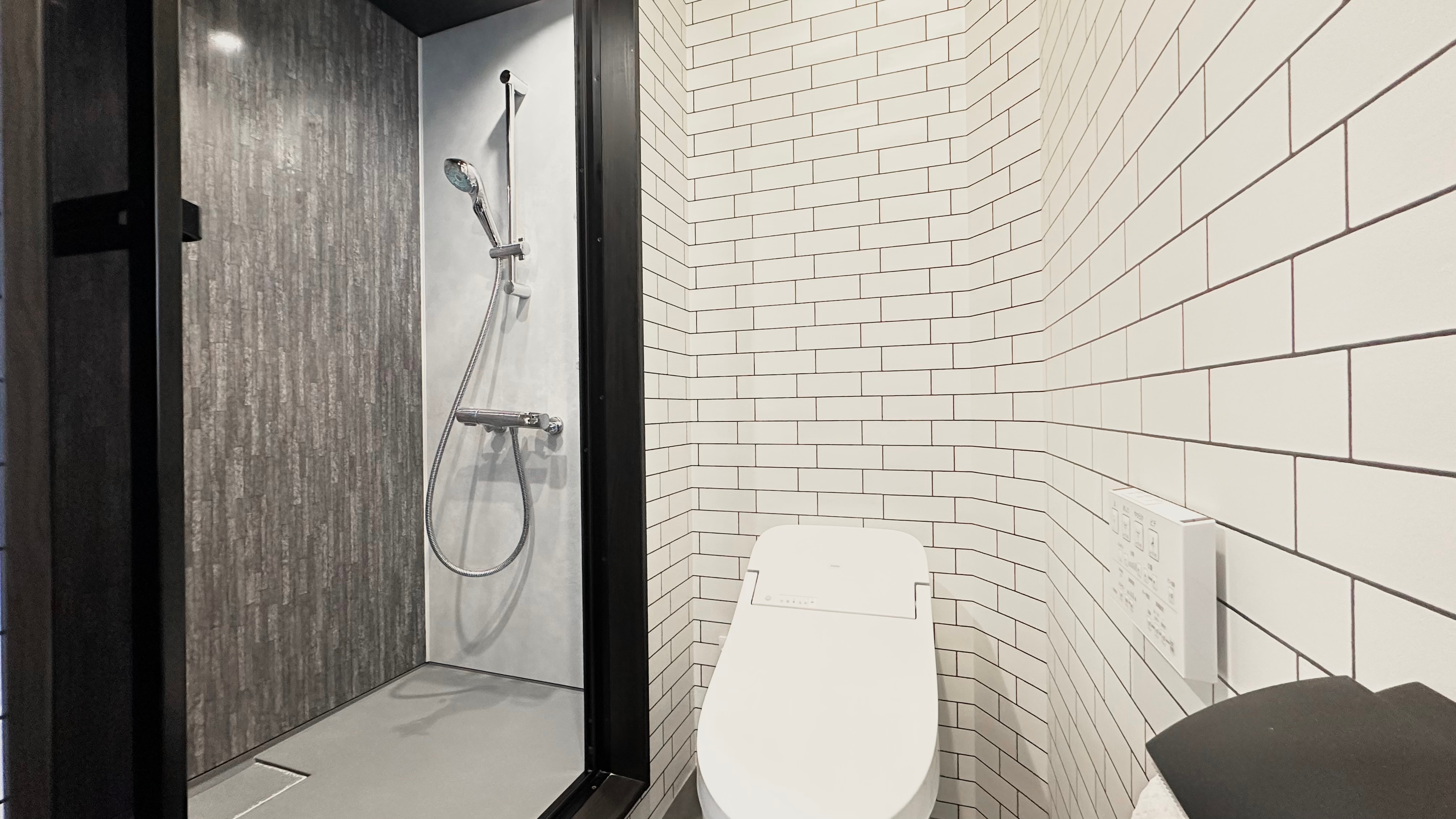 Kamar standar deluxe twin bebas rokok dengan kamar mandi dan toilet.