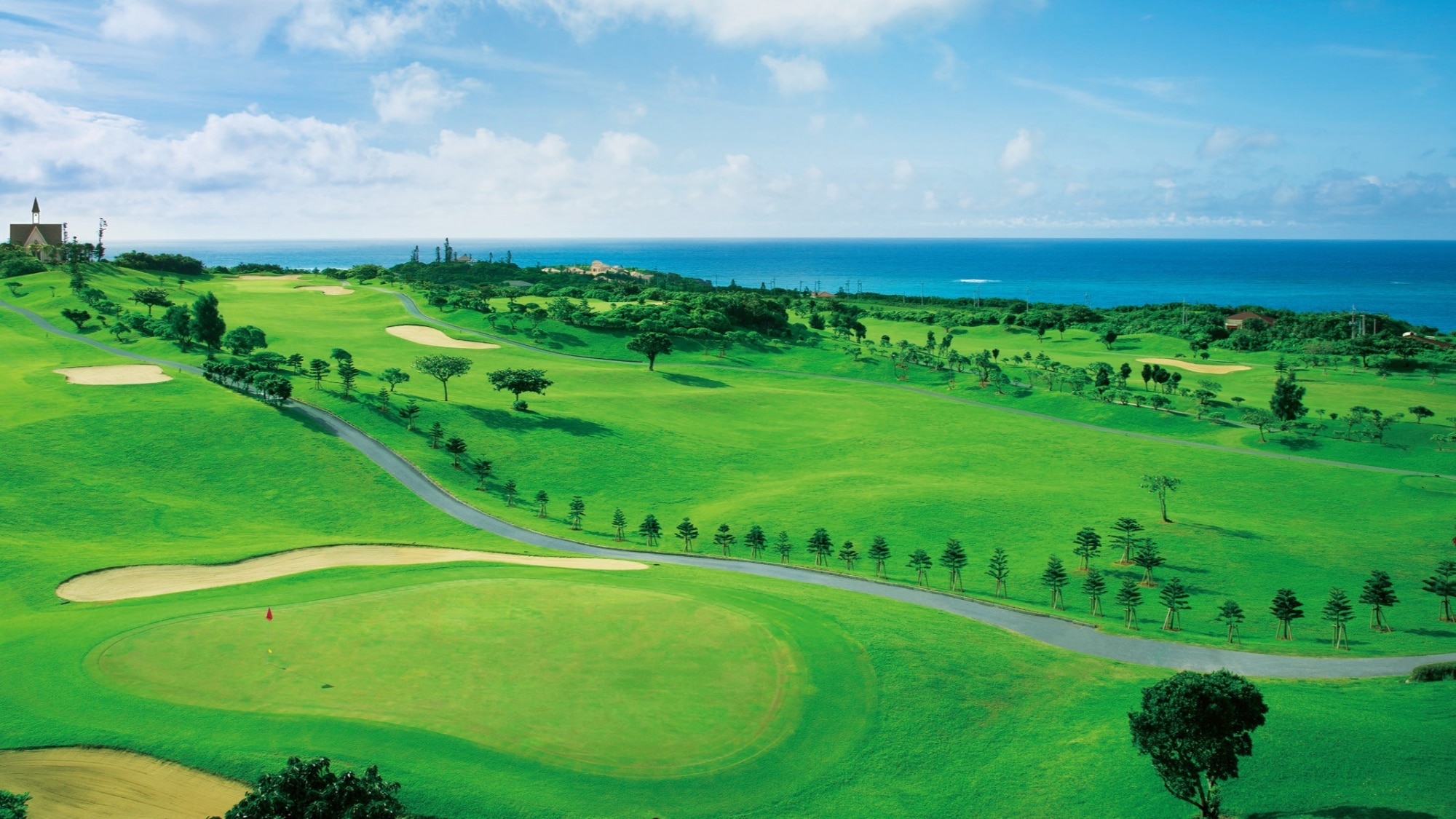 [Shigira Bay Country Club (within the resort)] The fairways that make use of the natural undulations are also attractive.