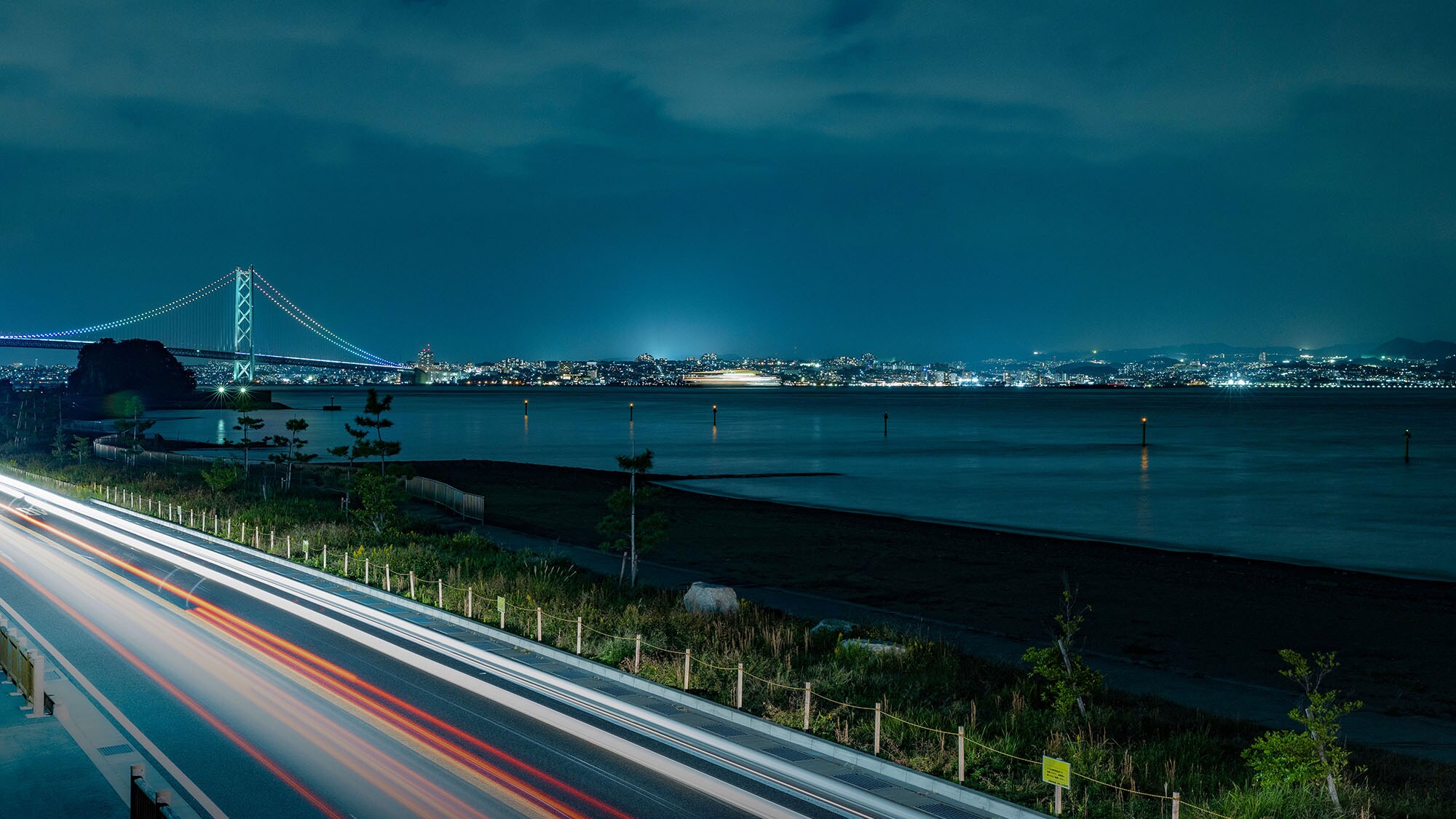 ・On a clear day, you can see the illuminated Akashi Kaikyo Bridge.