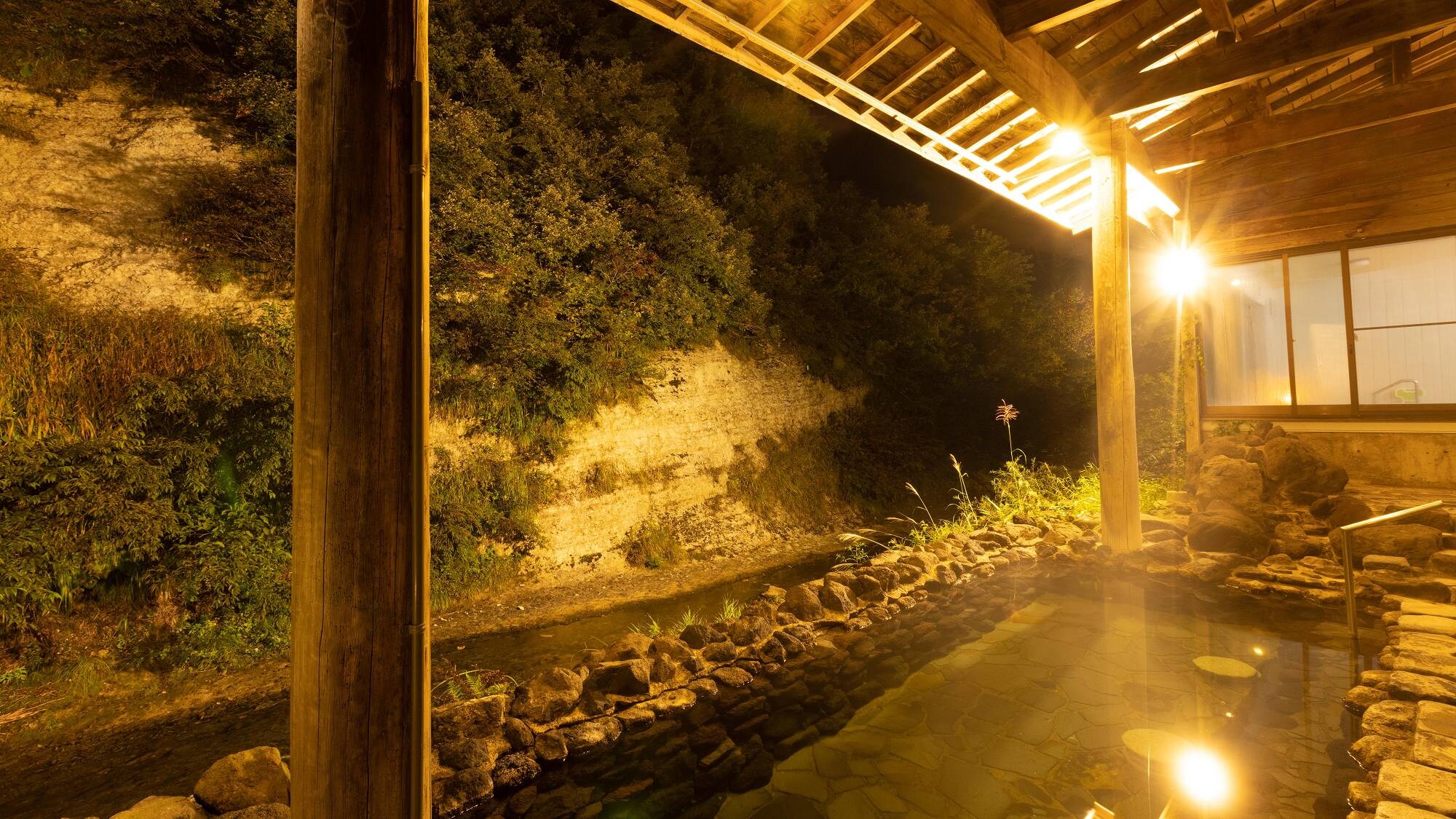 [Men's open-air bath] Please take a relaxing bath while being healed by the pleasant autumn breeze and the murmuring of the river.