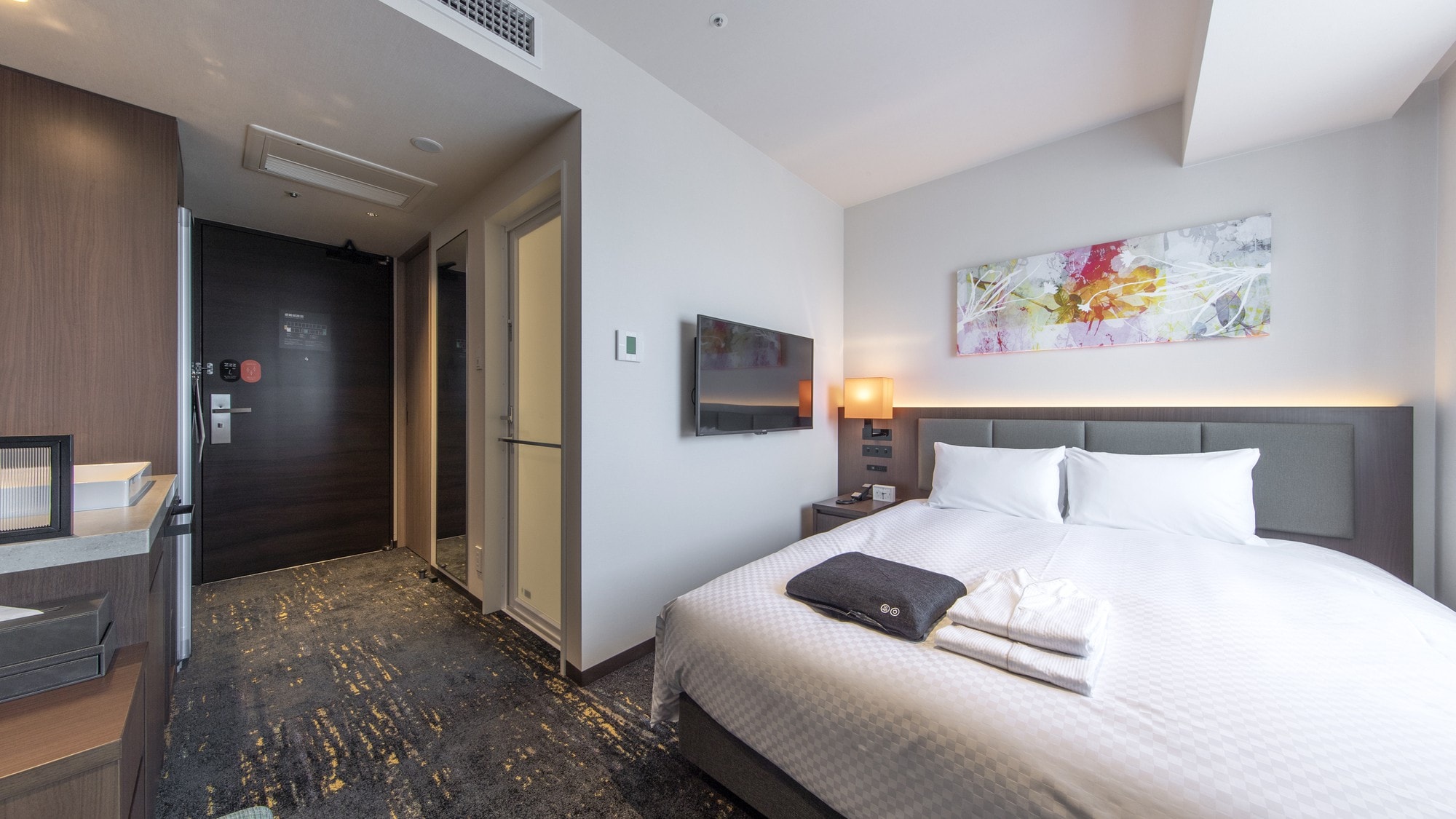 Room "Deluxe Double" with face steamer, massage cushion and LG styler