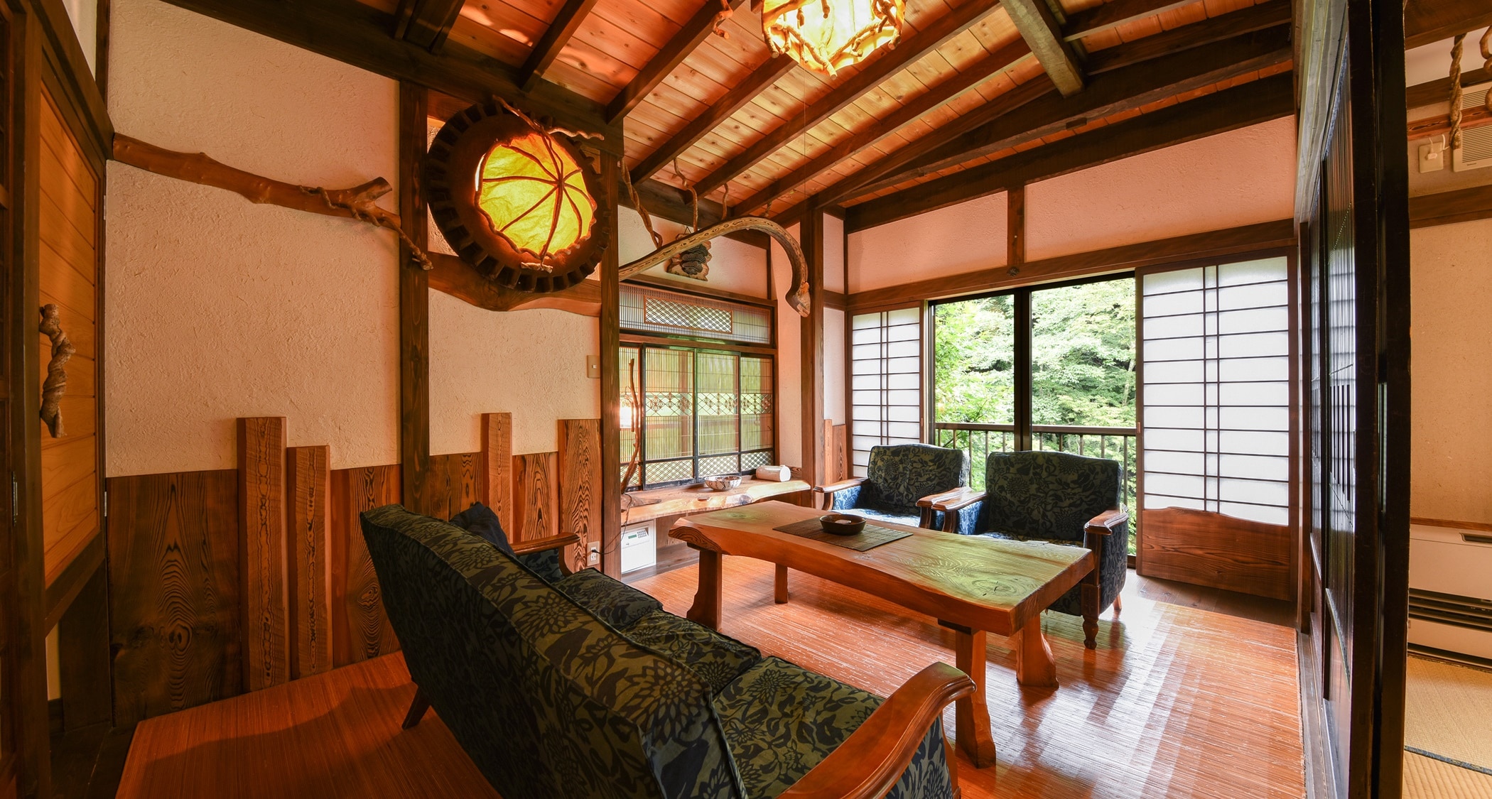 *Example of the guest room Suzuran (Japanese-style room with 10 tatami mats) on the second floor