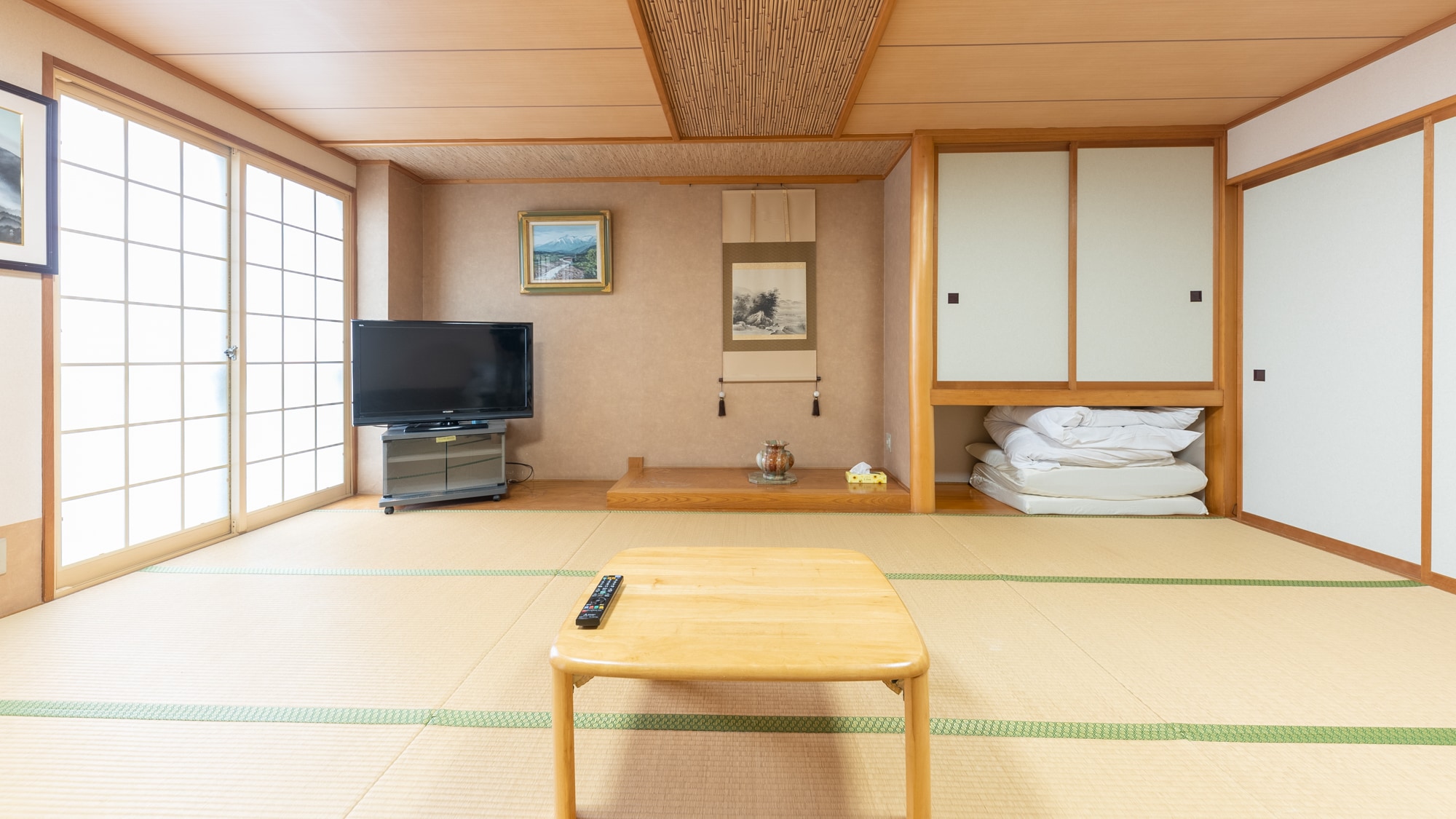 [Non-smoking] Japanese-style room for 1-6 people (shared bathroom and toilet)