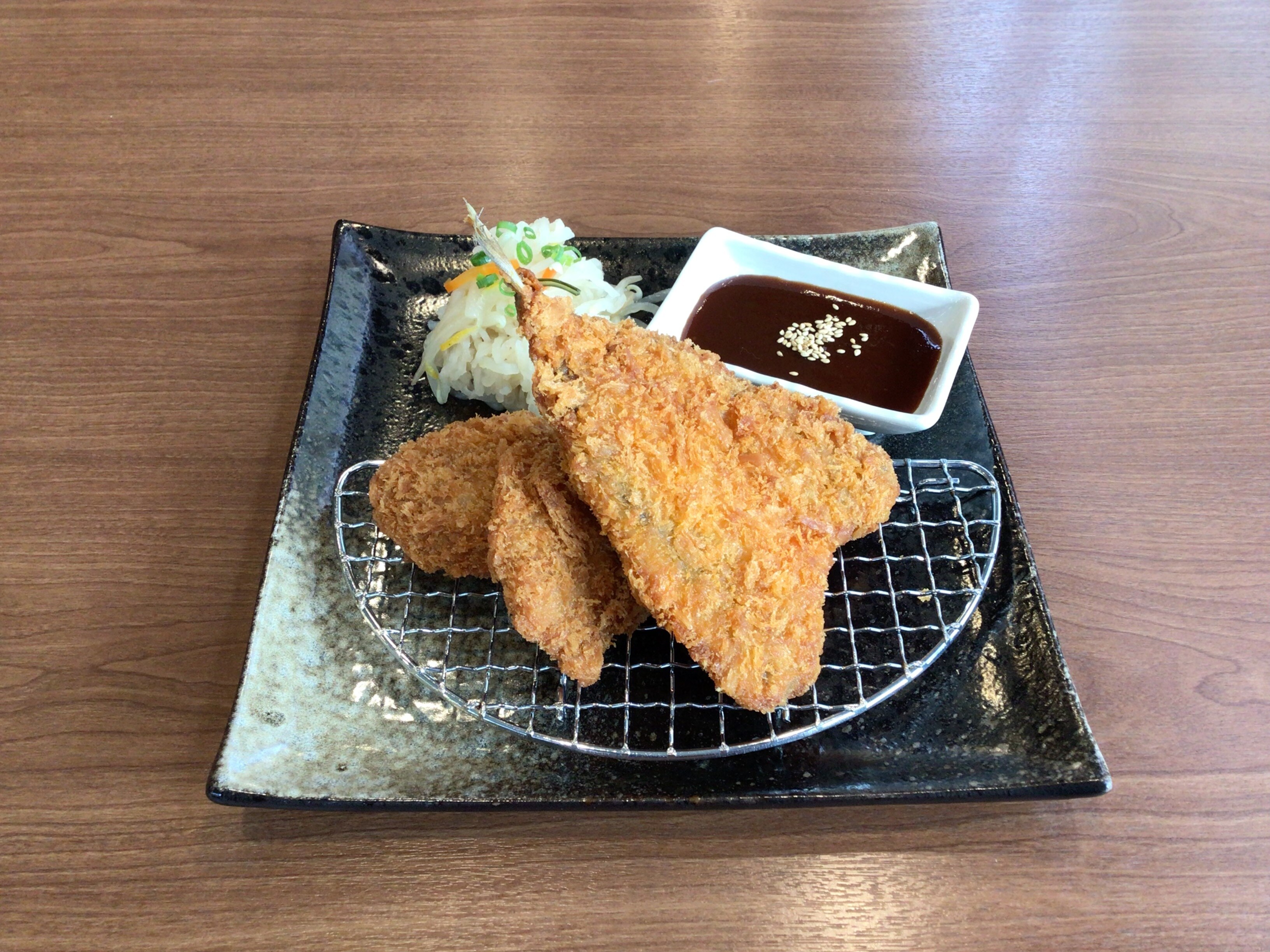 Makarel kuda goreng dan irisan daging mini (dengan nasi, mangkuk kecil, sup miso, dan acar)