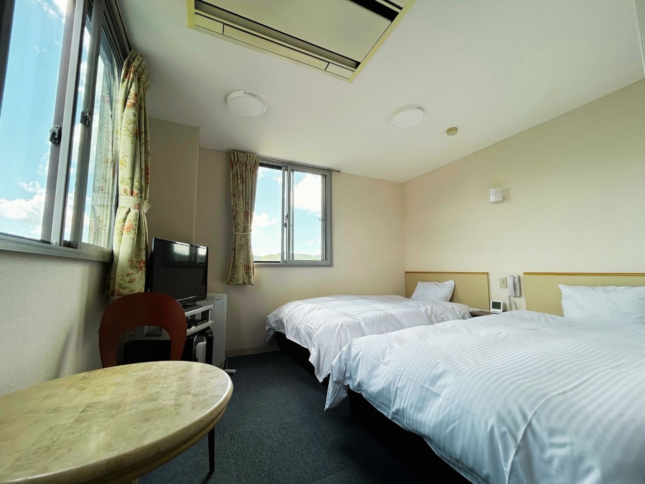 [雙床房] 附羽絨被風格的客房，設有獨立衛浴。