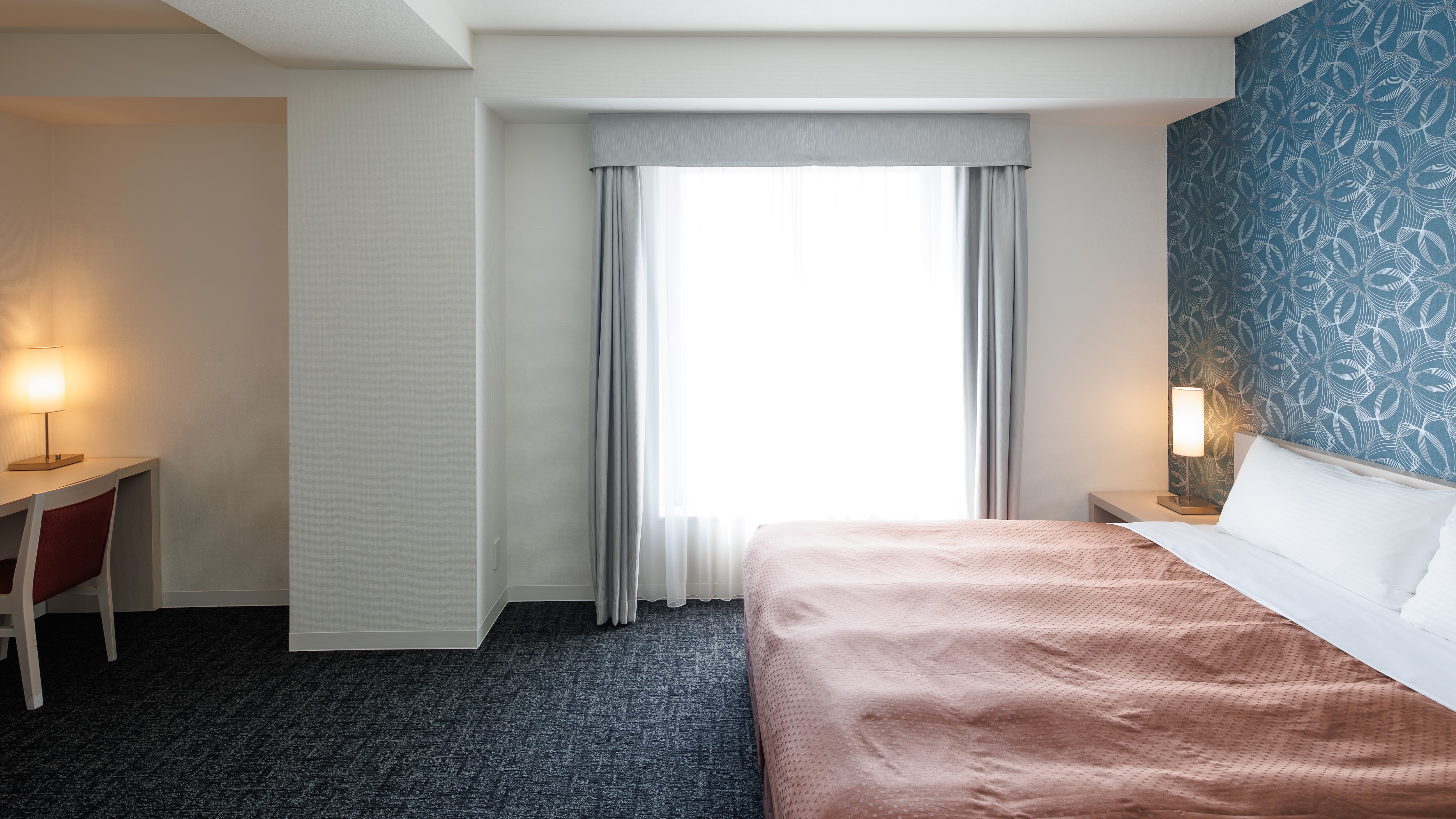 Queen Double ~ A queen bed with a bed width of 180cm x 200cm ~
