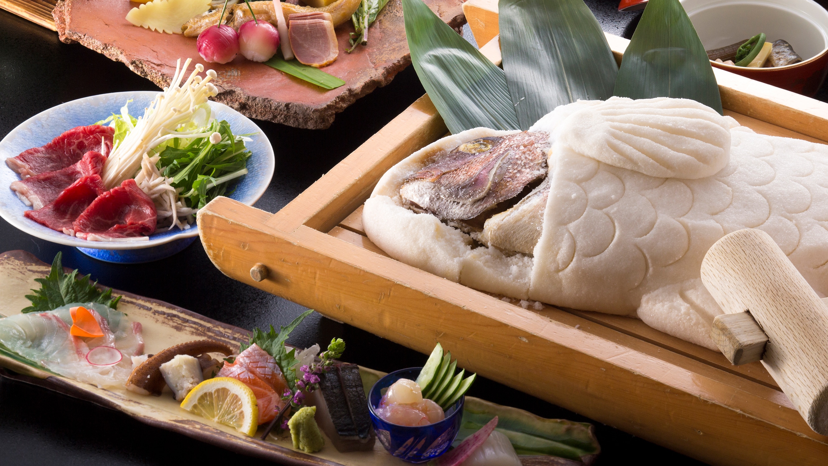[Shiogama-yaki sea bream] Sea bream wrapped in Ako salt and slowly steamed is plump and delicious thanks to the far infrared effect.