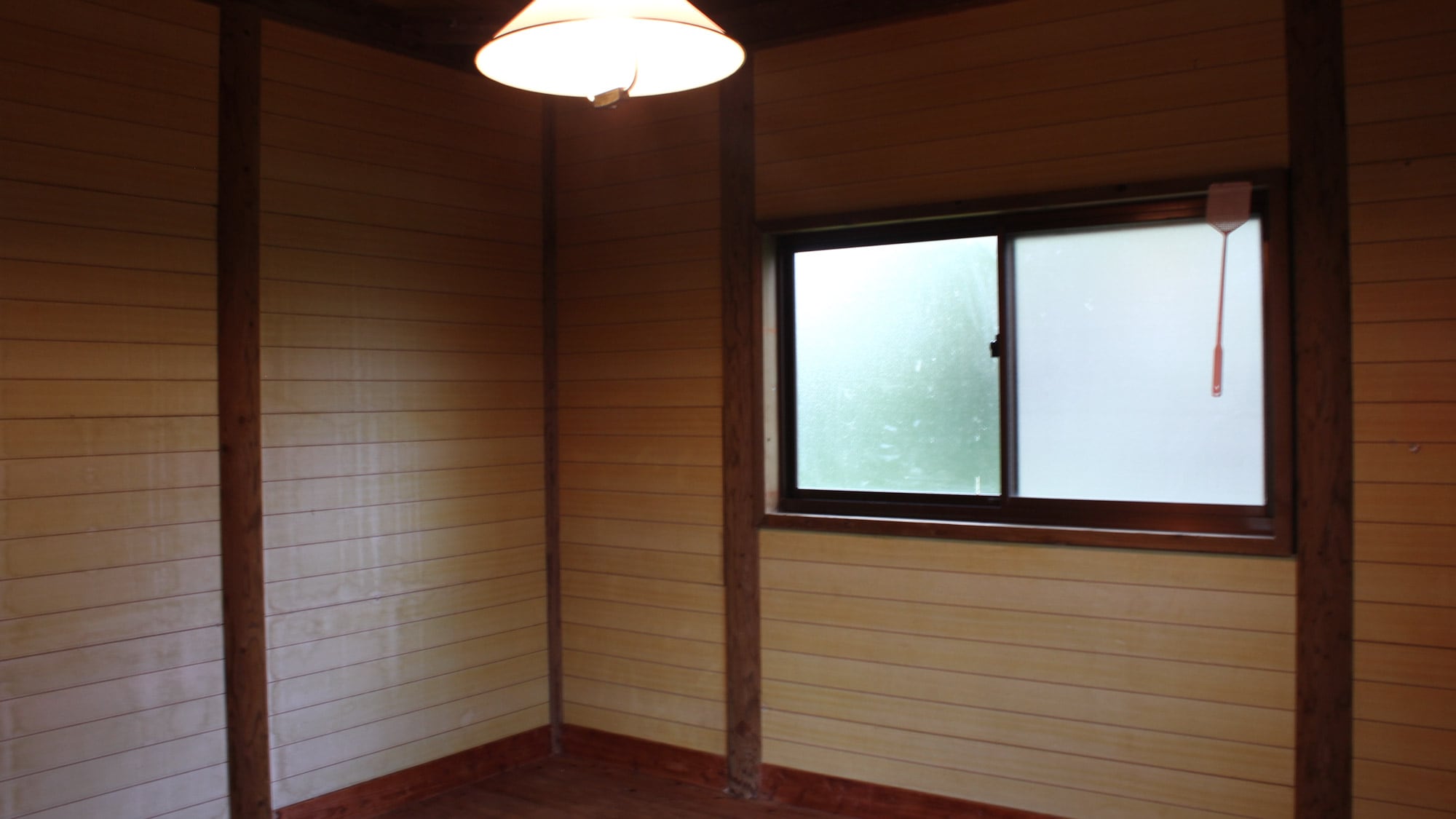 *Contoh interior kabin *Tidak ada toilet, kamar mandi, atau tempat tidur (untuk berkemah yang berpengalaman)