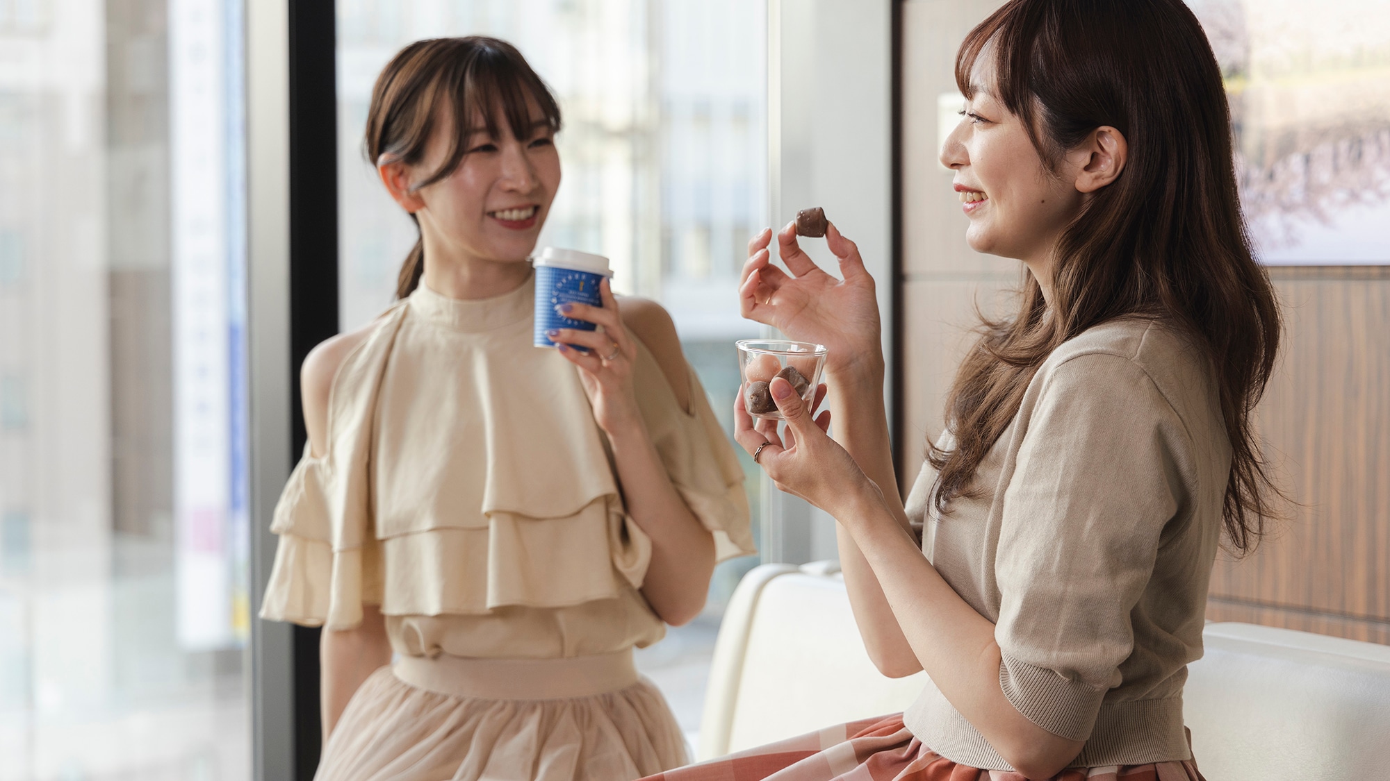 [Đồ ngọt chào mừng] Cà phê mới pha và đồ ngọt vừa ăn có sẵn.