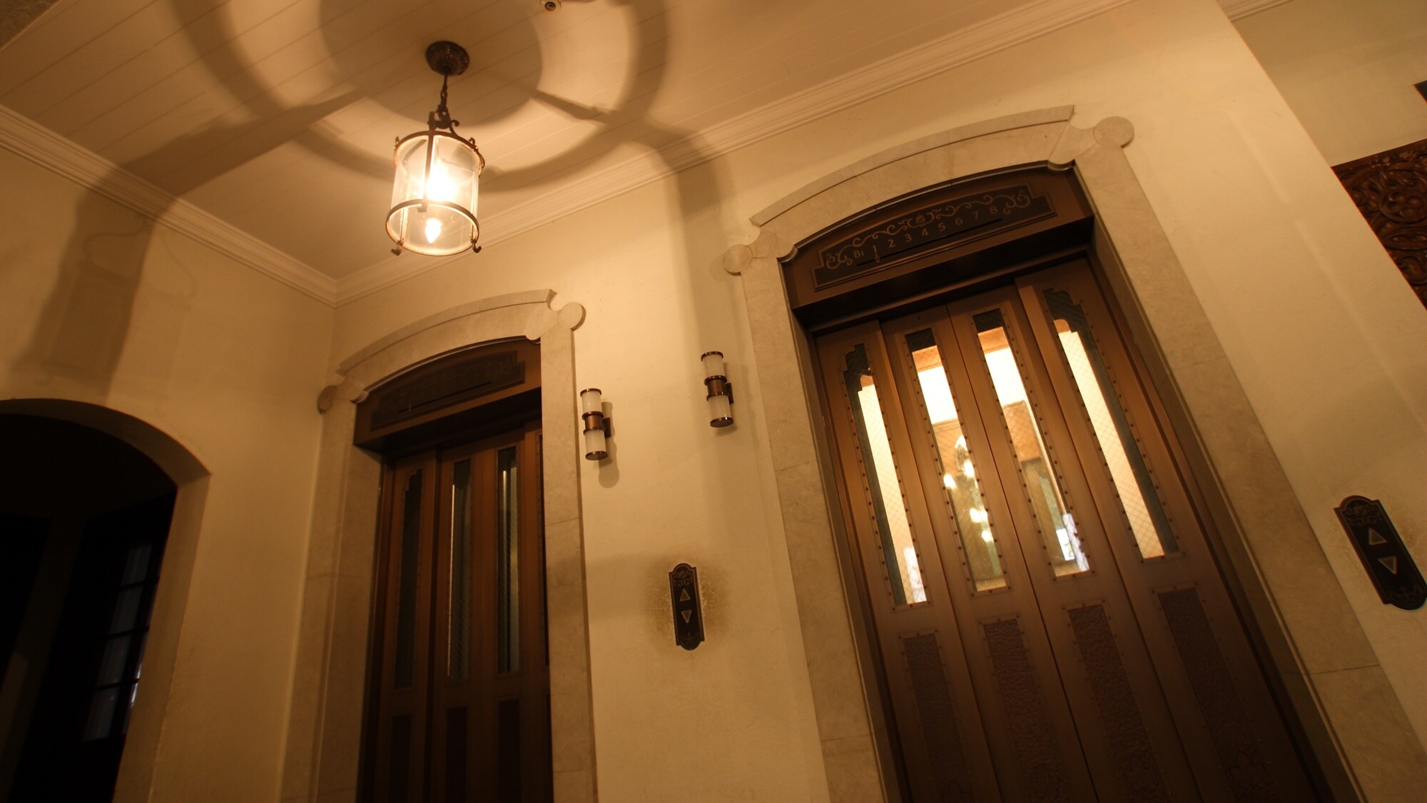 Di depan lift di lantai 1