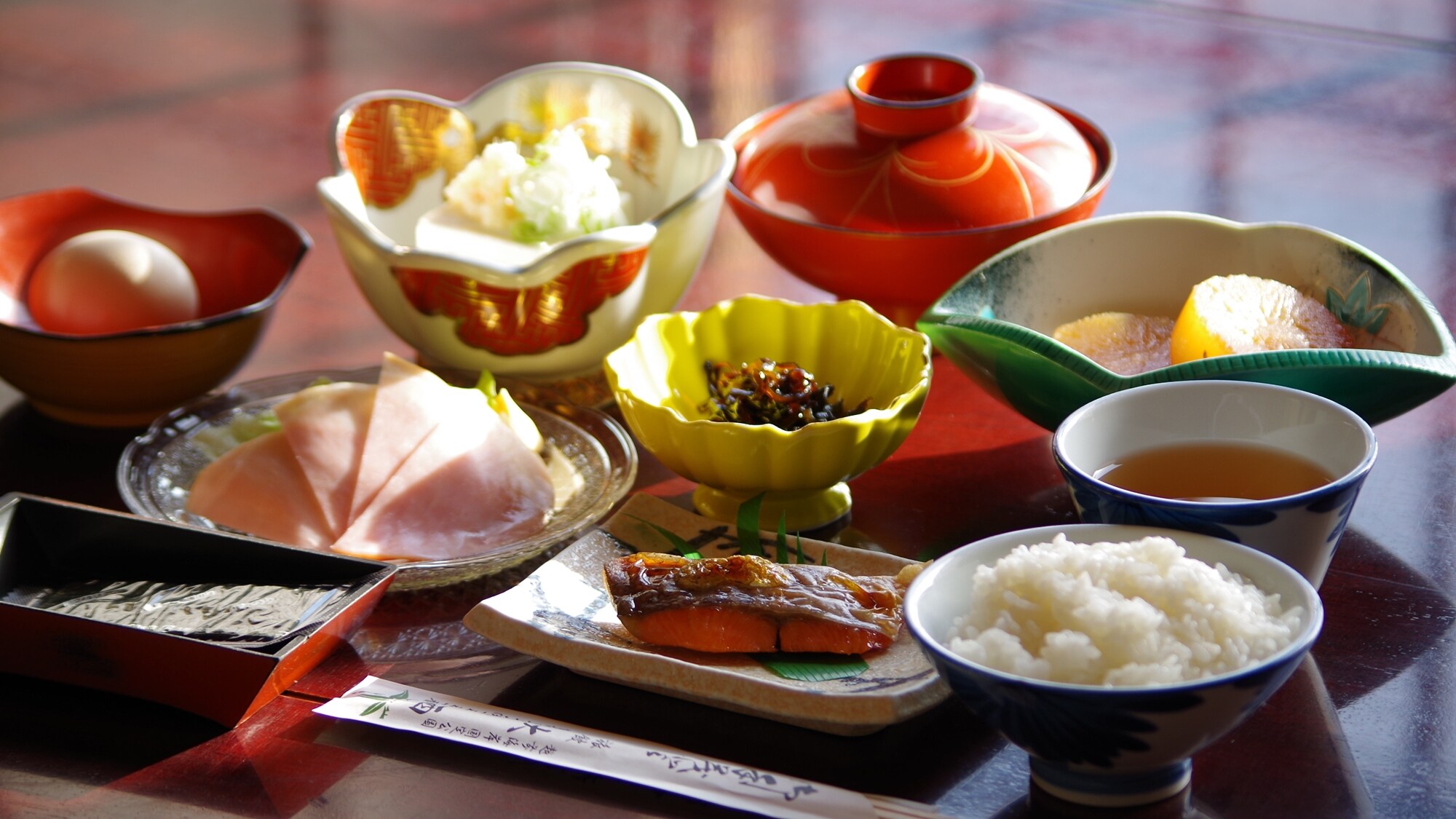 *[Makanan] Paket makanan Jepang disajikan di pagi hari. Salad dan semur sayuran lokal
