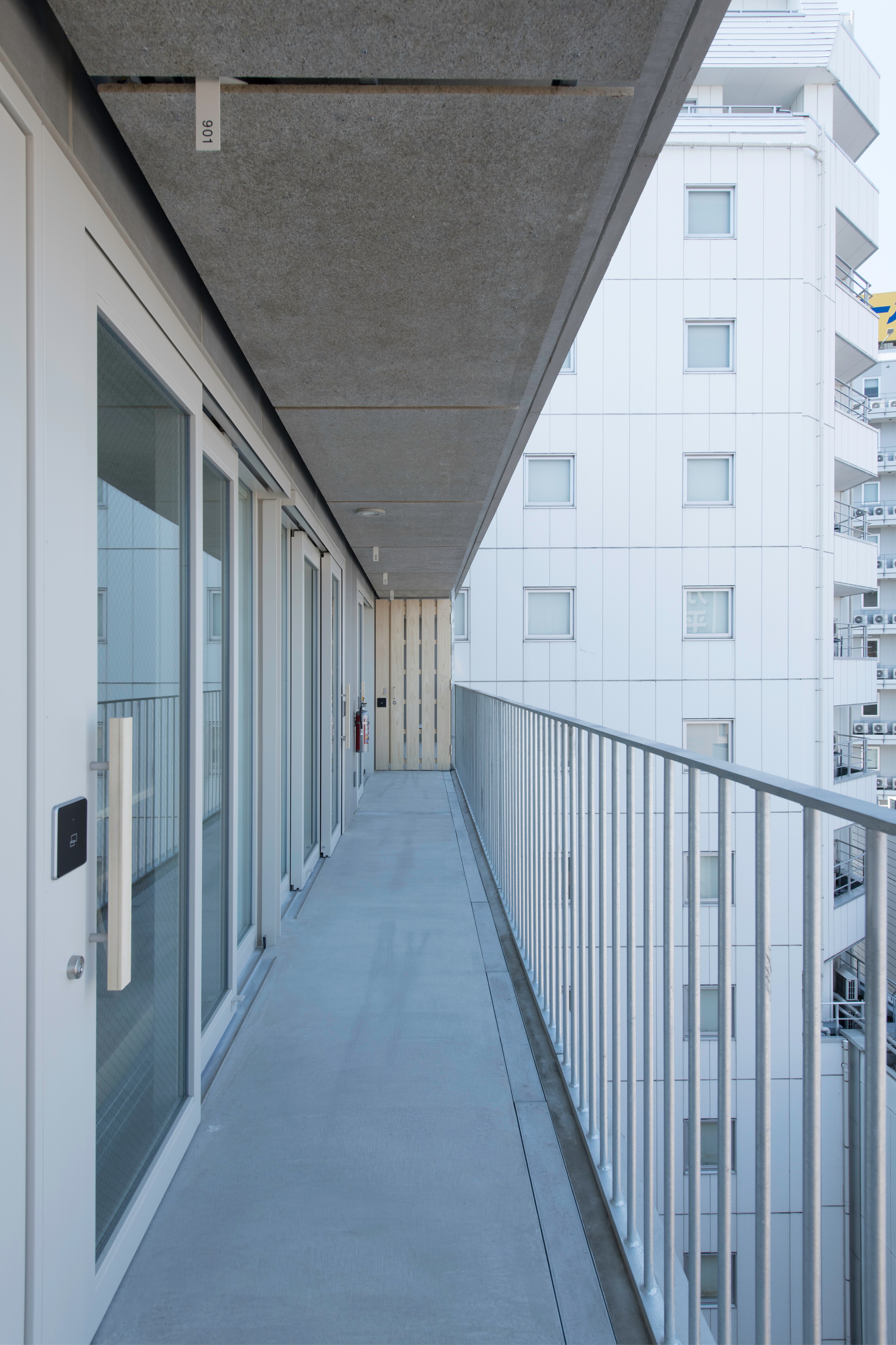 ทางเดินภายนอกแบบเปิดโล่งที่ใช้กุญแจอัจฉริยะและไม่มีสิ่งรบกวนที่ไม่จำเป็น