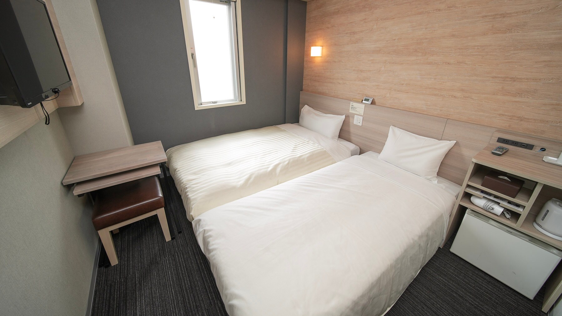 ห้องนี้มีเตียงกึ่งคู่กว้าง 120 ซม. โซฟาเบดกว้าง 90 ซม.