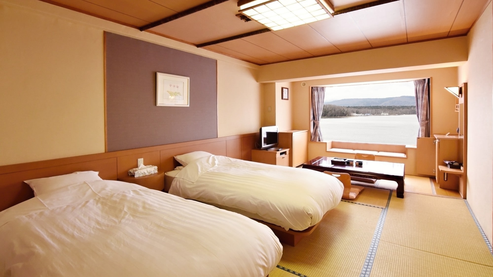 * [Lake side] Japanese-style twin / Japanese-style room with a bed, overlooking the lake.