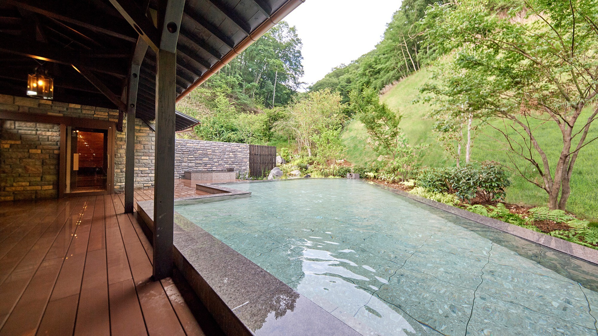 The natural hot spring is a "bicarbonate spring," one of the three major types of spring that are known as beautifying springs. It is a hot spring that is gentle on the body and has effects on cuts and beautiful skin.