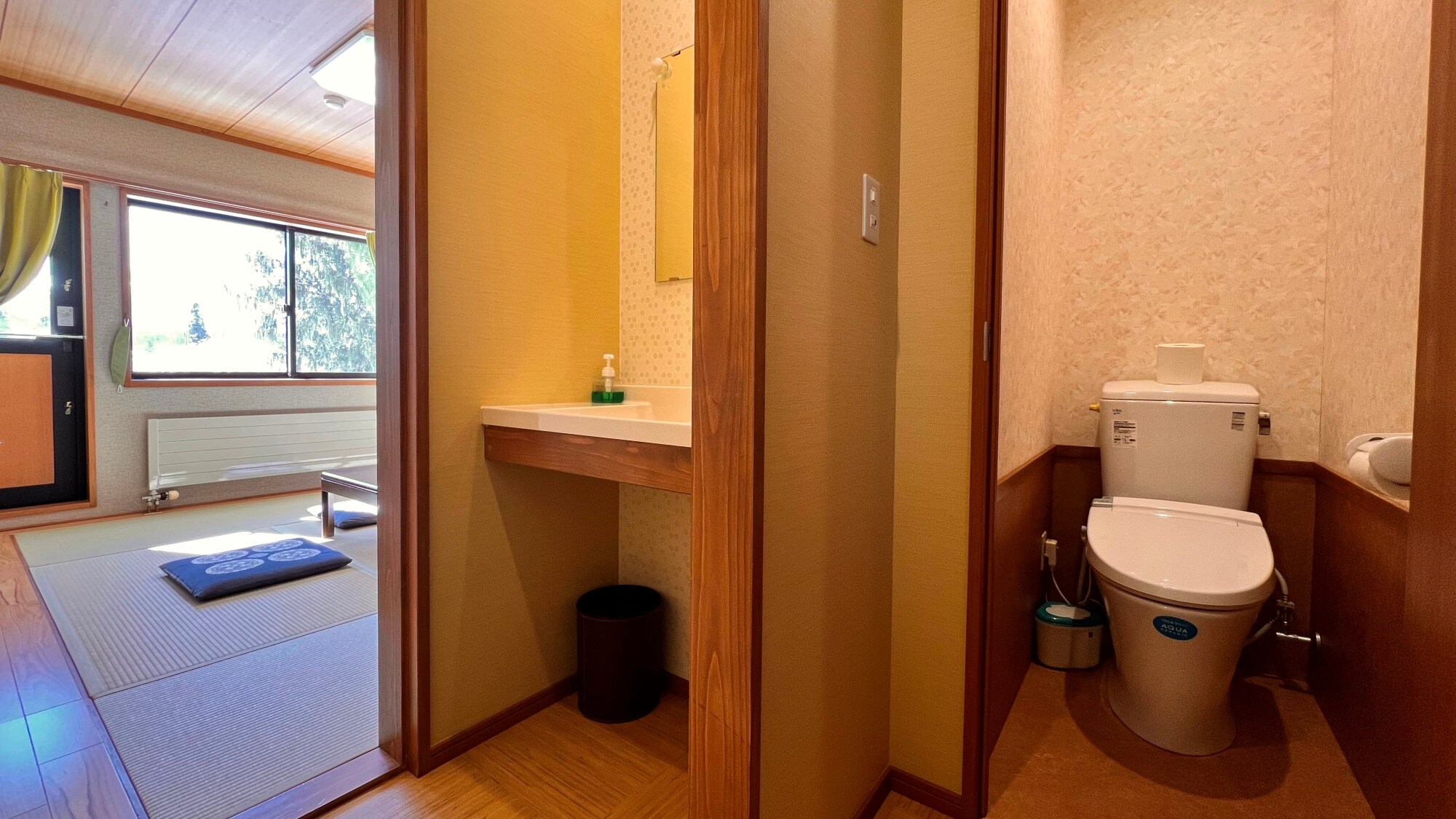 Japanese-style room (8 tatami mats)