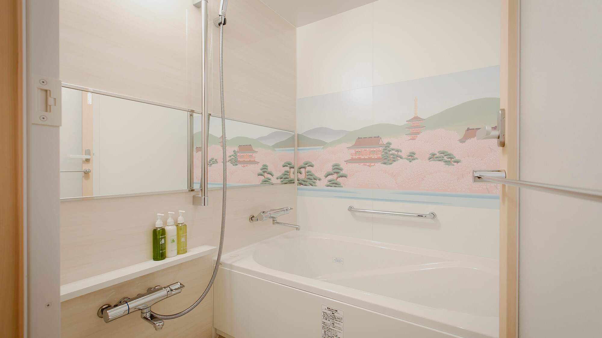 [Kabuki Room-Sakura] A bathroom that looks like it's surrounded by cherry blossoms in full bloom (C) SHOCHIKU
