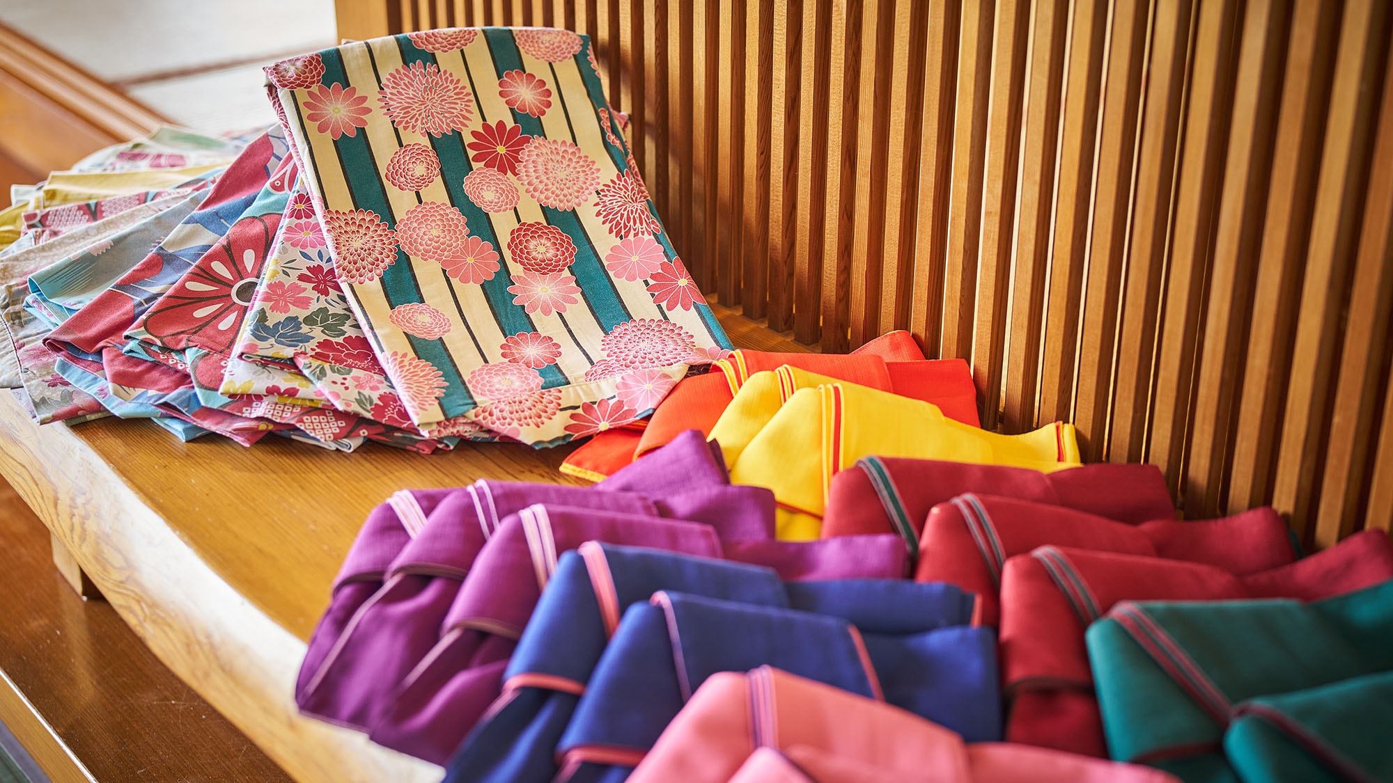 ・[Facilities] We have a variety of colorful yukata designs available. Please choose your favorite design and wear it.