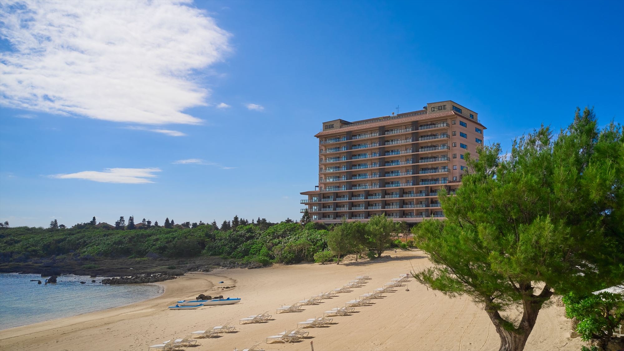 [Hotel exterior] Located on the southern coast of Miyako Island, right in front of Shigira Beach, the symbol of the resort