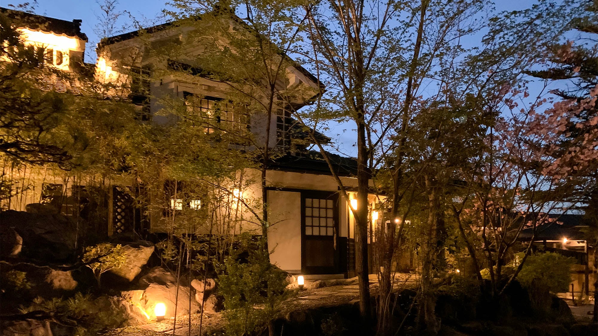・ The hotel is lit up and looks different from the daytime.