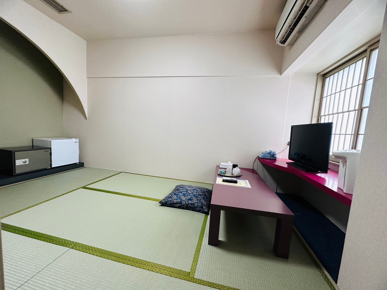 [Non-smoking] Japanese-style room with 6 tatami mats (with toilet and shared bathroom)