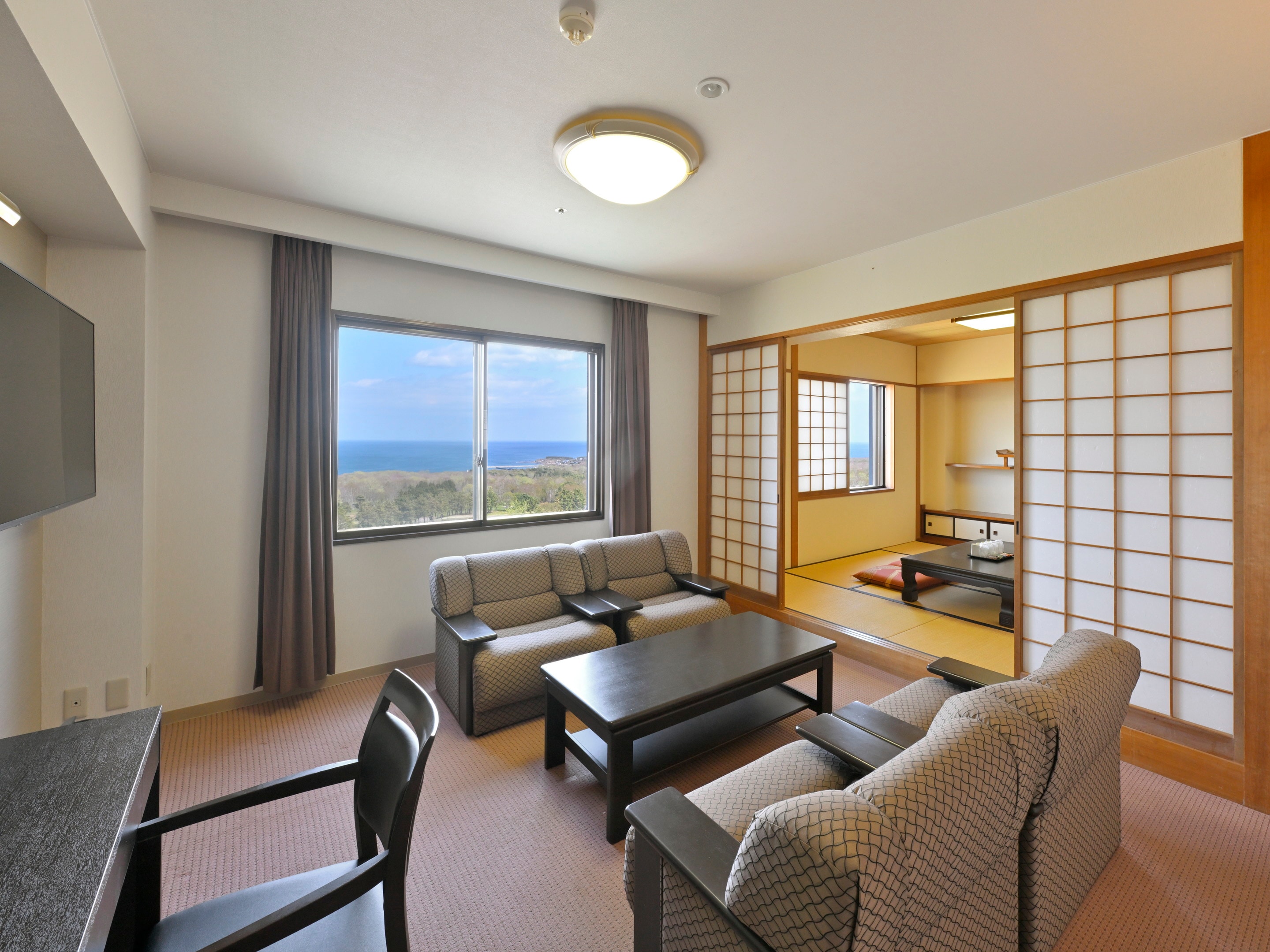 Modern Western-style room with moderate Japanese-Western style decor, 70 sq m, ocean view.