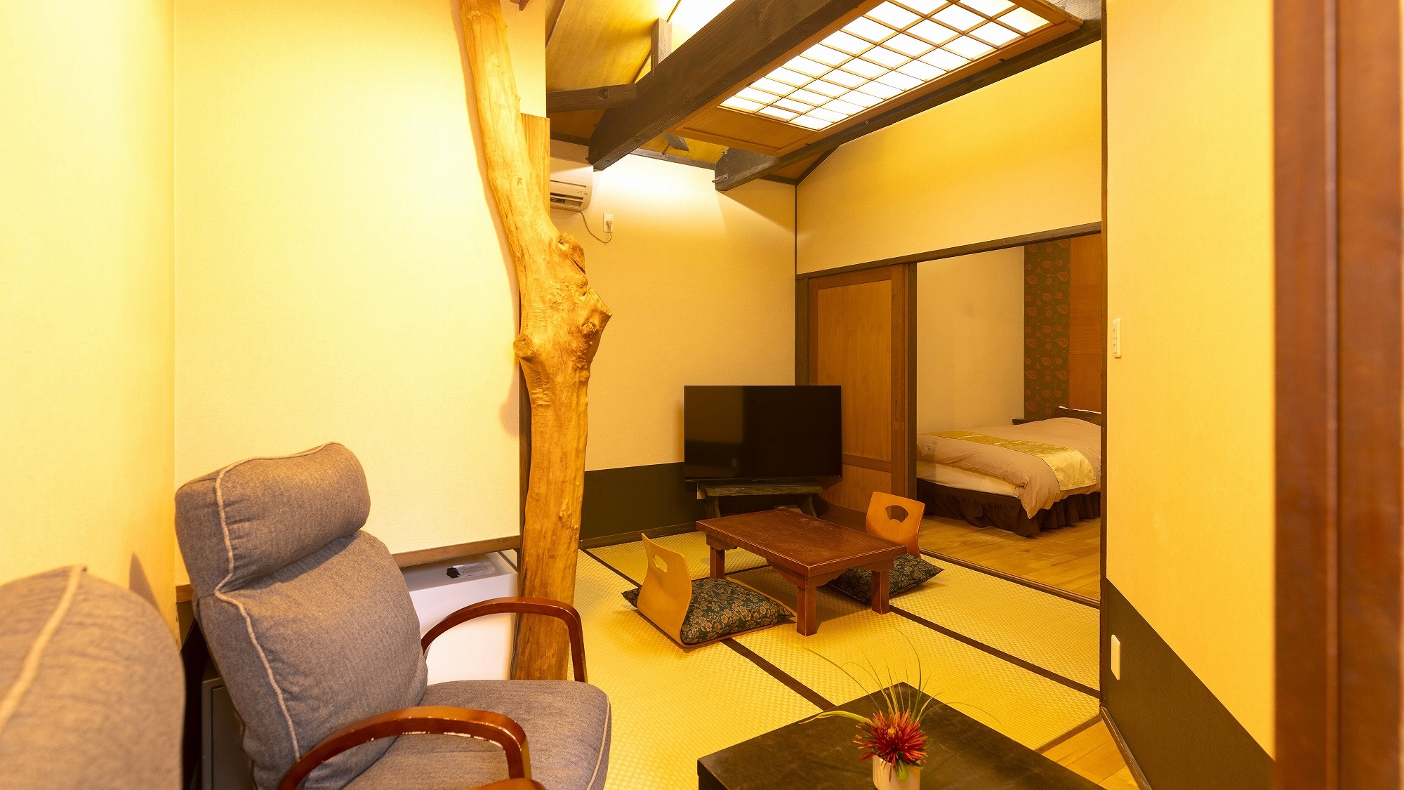 [Japanese-Western room] Room with indoor bath close to the main house
