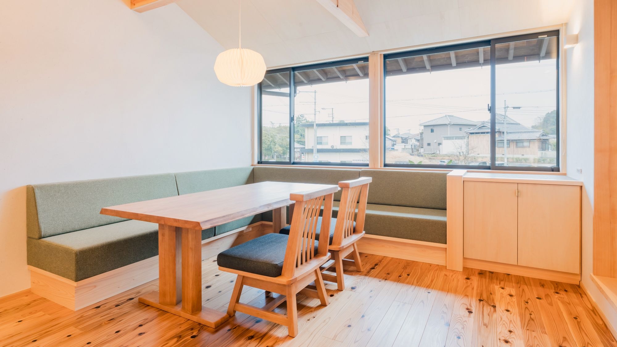 ・[Living/dining room] A relaxing space with bright light pouring in through the large windows