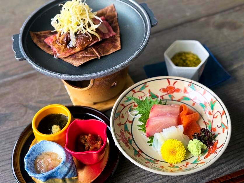 主菜是味噌烤新潟和牛，配三种当地鱼类刺身、三种色彩缤纷的开胃菜和时令开胃菜。