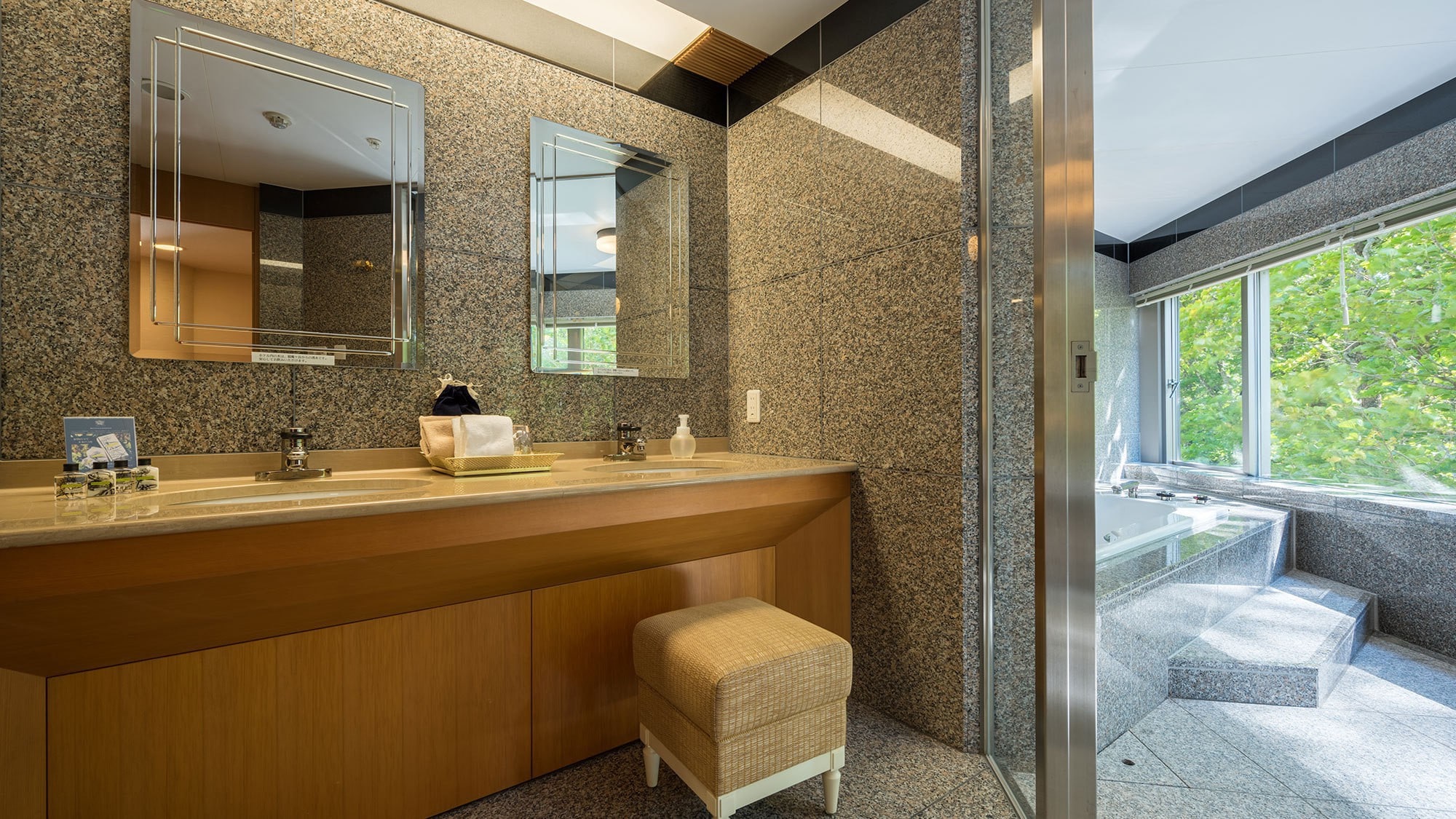 [Premium Comfort Suite] 139 square meters. A special suite with a view bath, only one of its kind.
