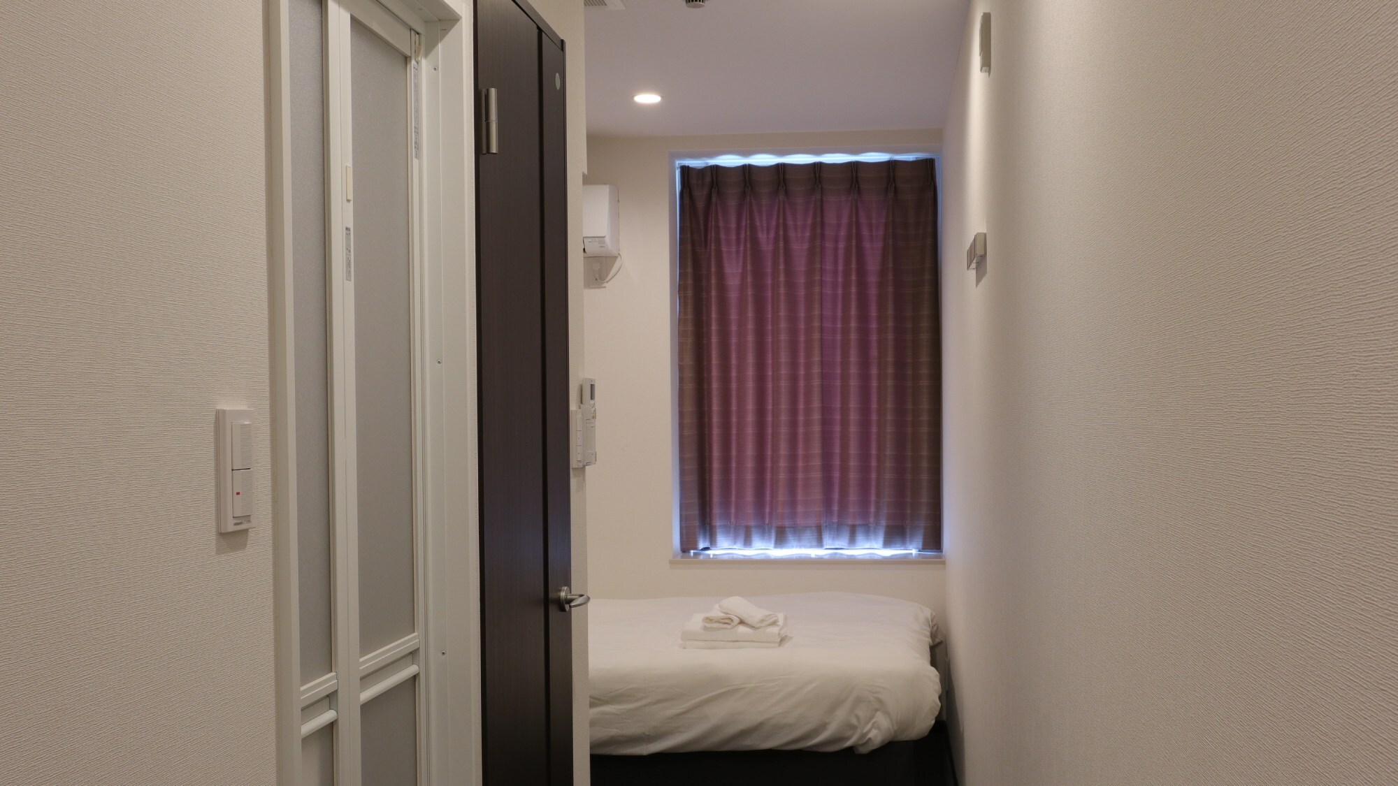 ・[Kamar] Kamar sederhana dengan tempat tidur ganda.