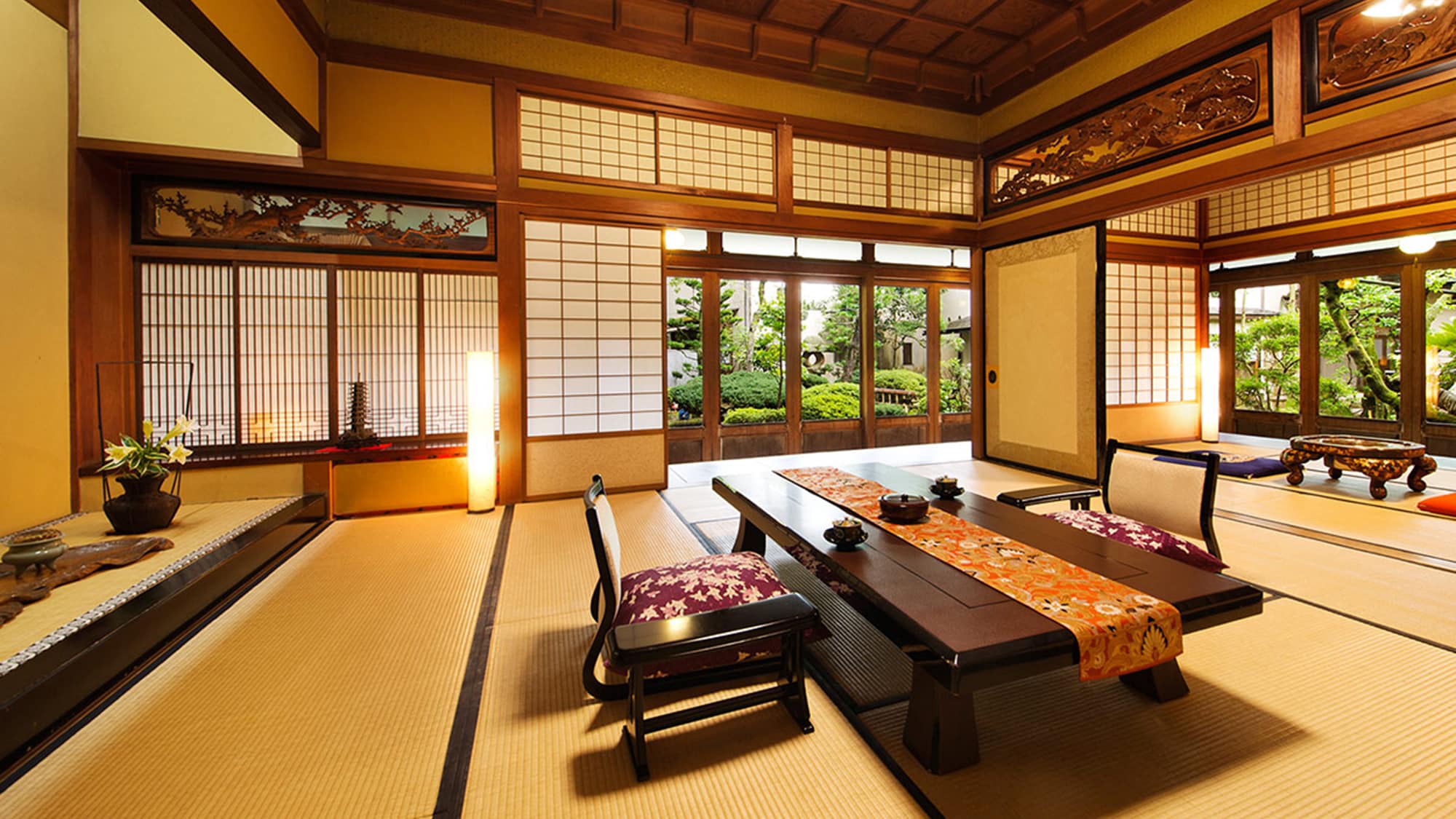 【聚楽第】１階の縁側からは中庭が臨めます。中庭と建物が調和した非日常空間をお過ごしください