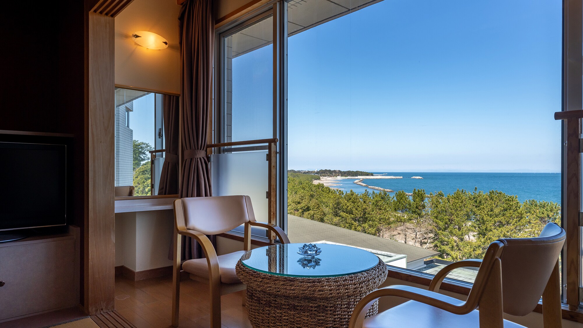 [Top floor Japanese-style room, 10 tatami mats] On a clear day, you can see the islands on the opposite shore.