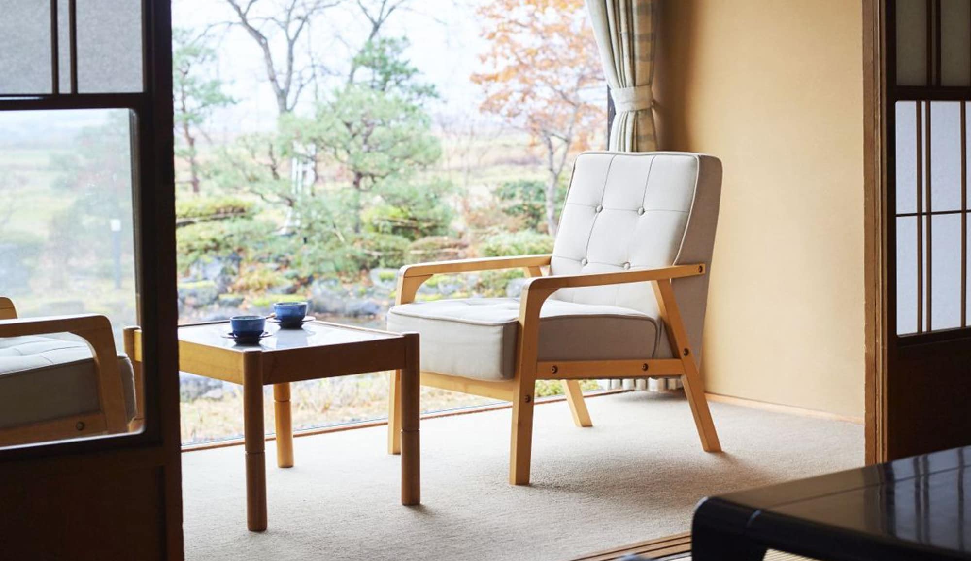 [A purely Japanese-style room overlooking a Japanese garden] A spacious 12-tatami room. Enjoy the seasonal scenery of the Japanese garden.