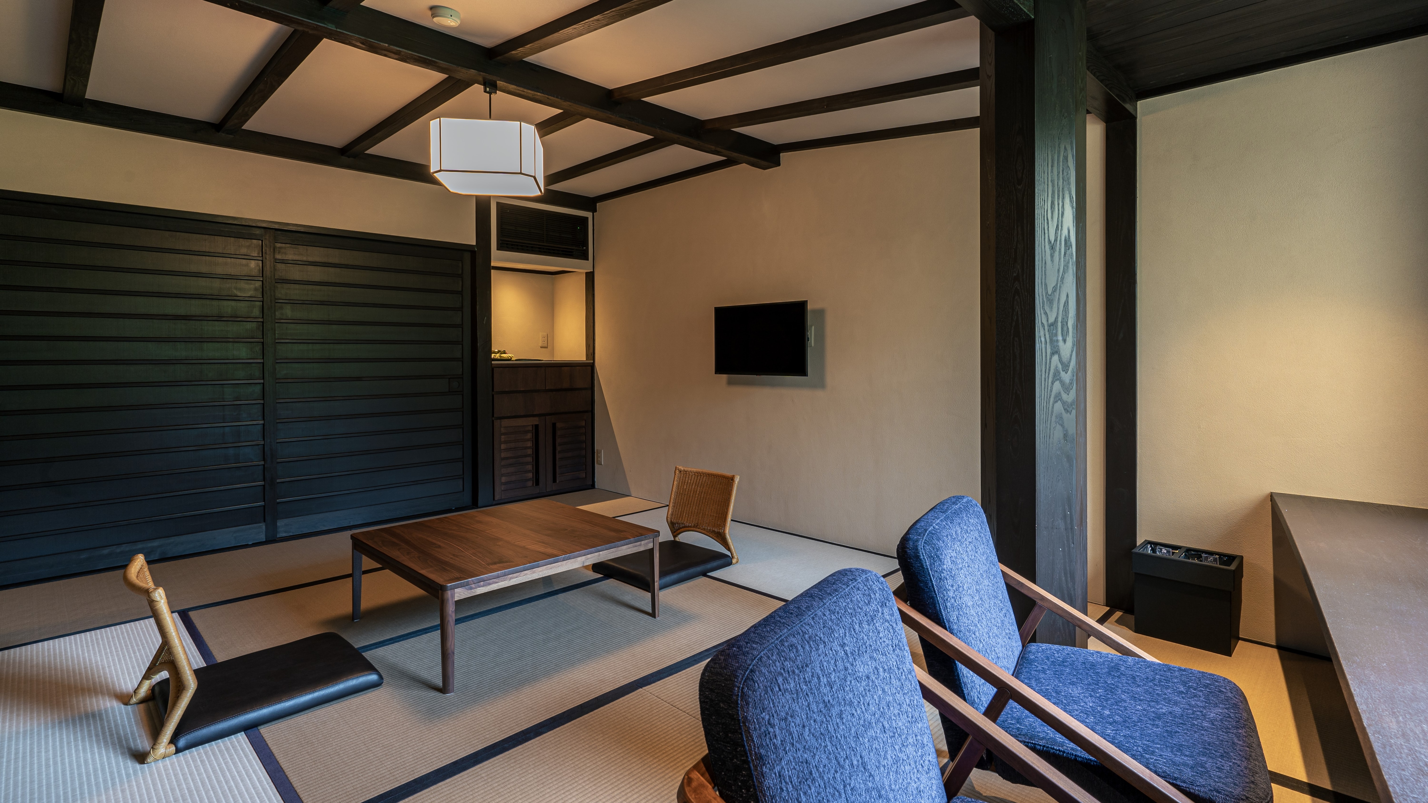 [Japanese-style room overlooking Amanohashidate] Rhododendron