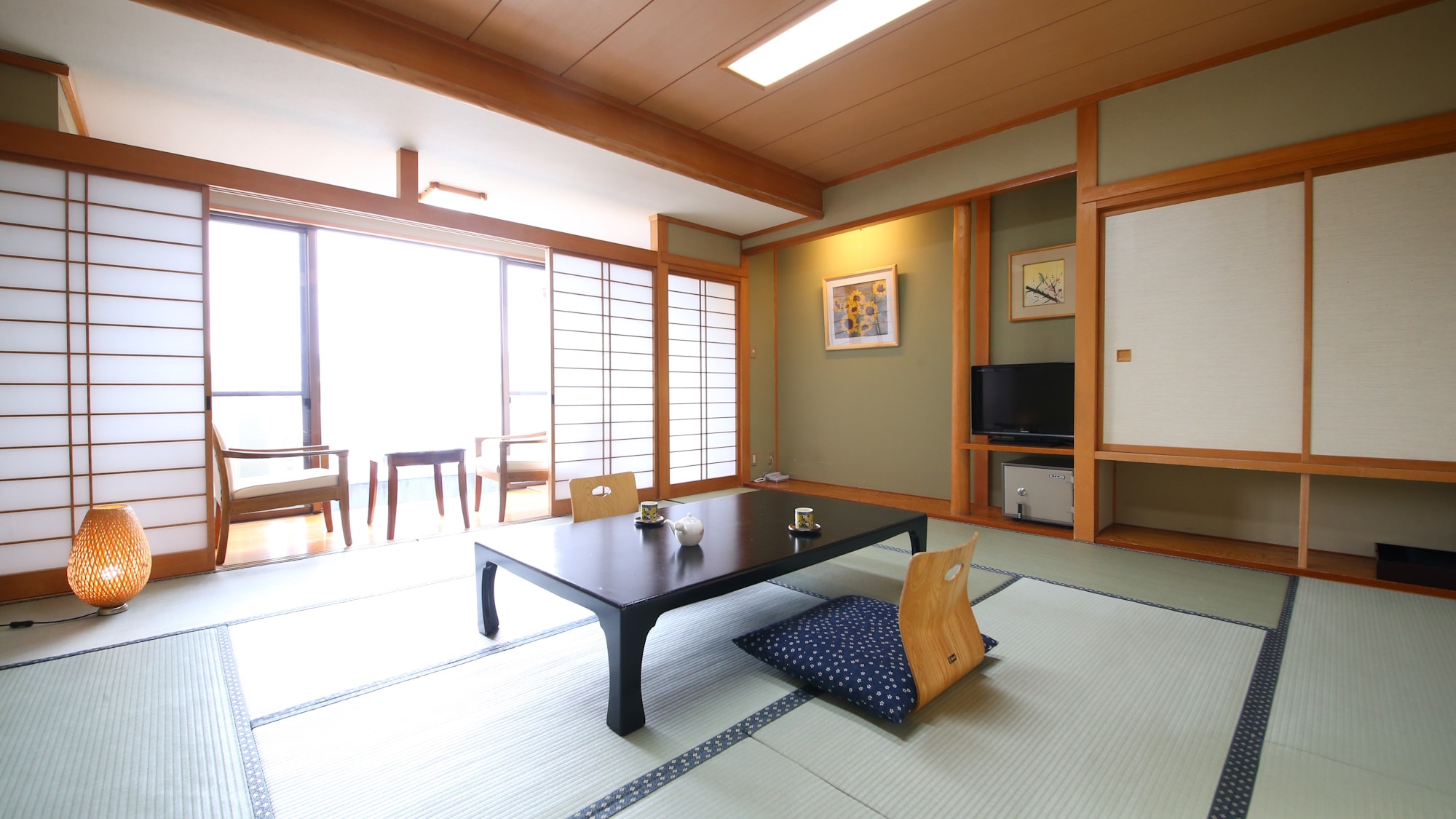 【西館】スタンダード和室12.5畳＋広縁2畳＜河口湖ビュー＞