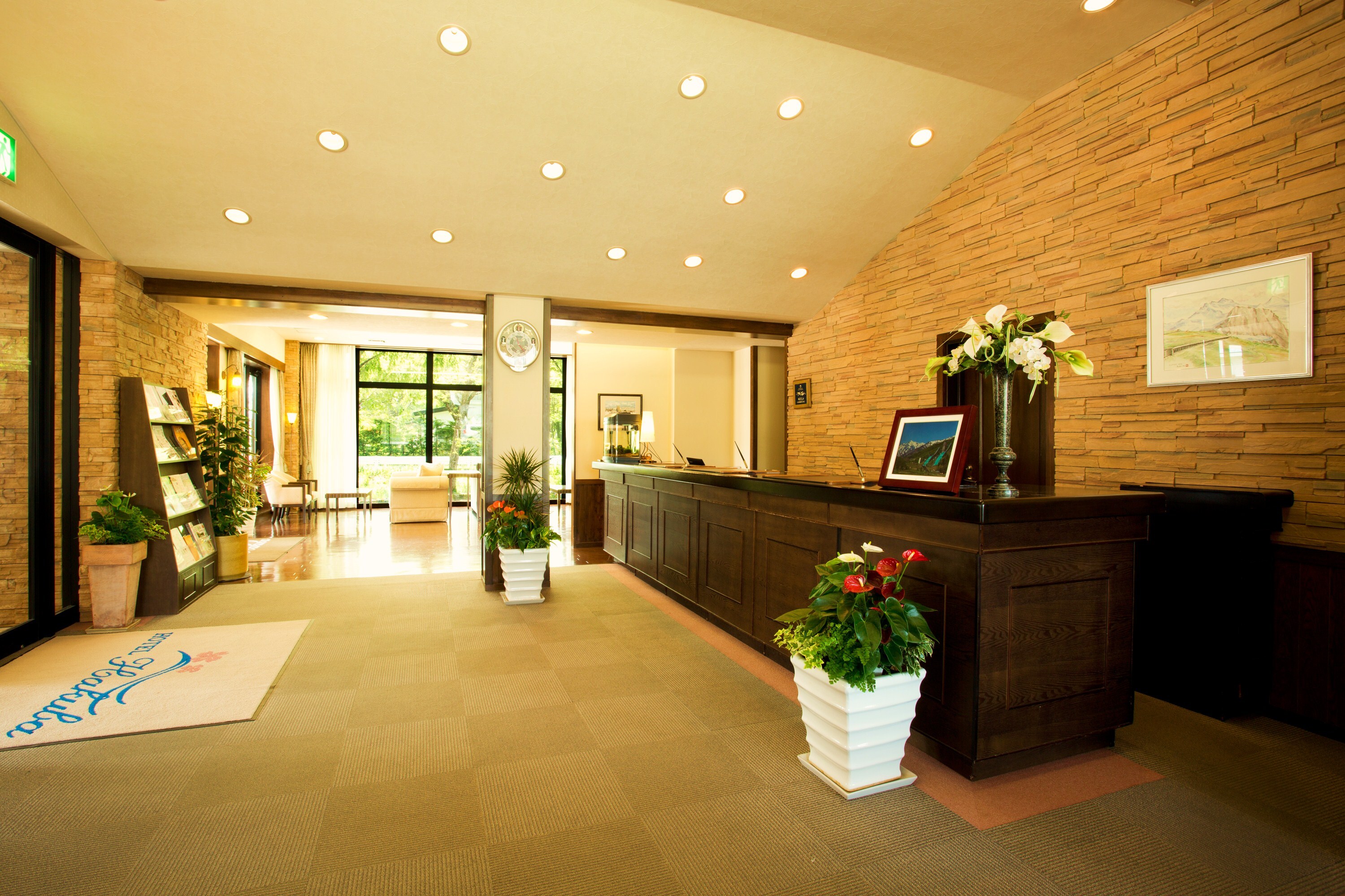 Không khí yên tĩnh tại quầy lễ tân khách sạn