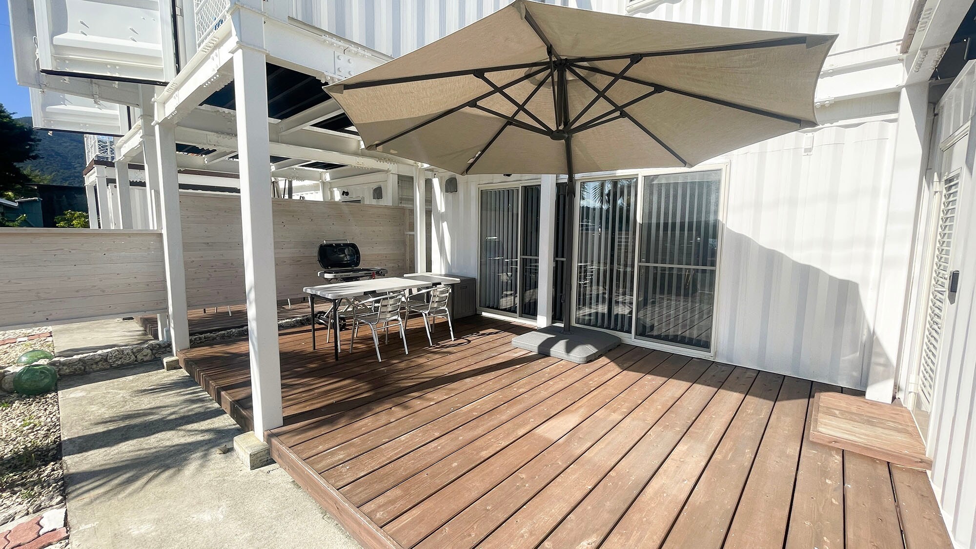 ・[Building B/Wood Deck] An open space. *Bonfires and fireworks are not permitted.