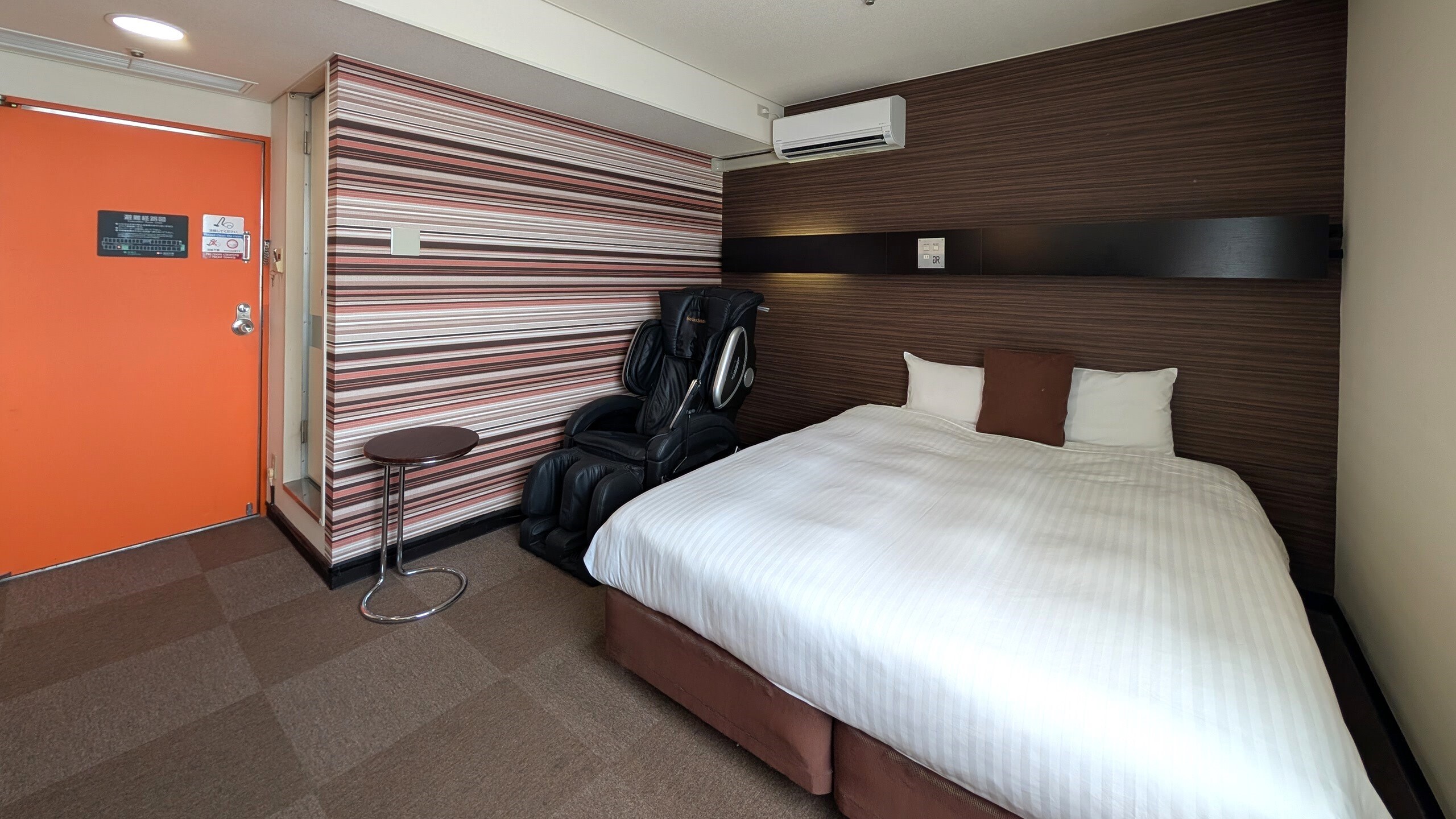 Premium Room [160cm Queen Bed, 18㎡, with Massage Chair]